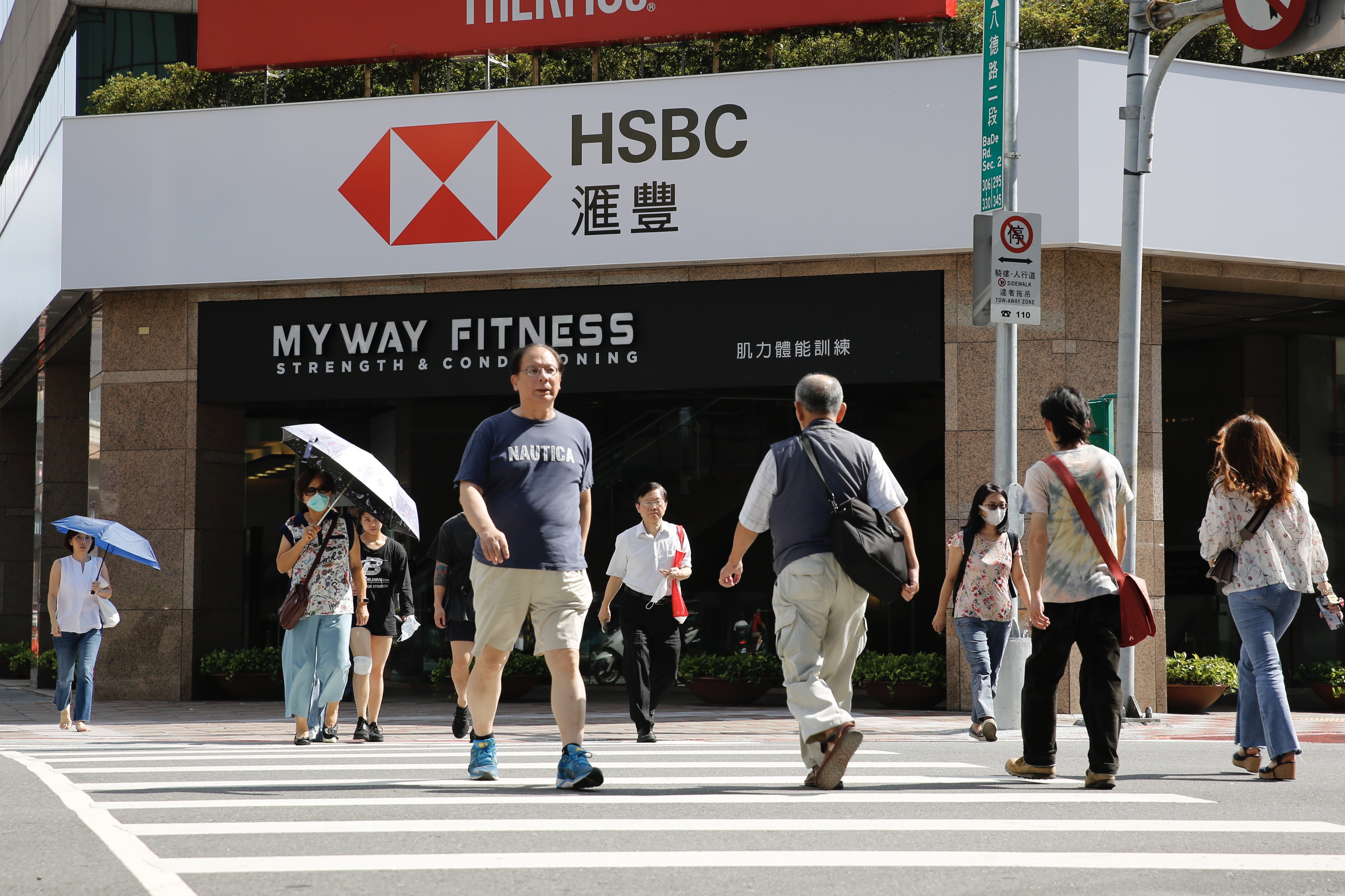 匯豐銀行公布上半年財報，稅前淨利暴跌65％。