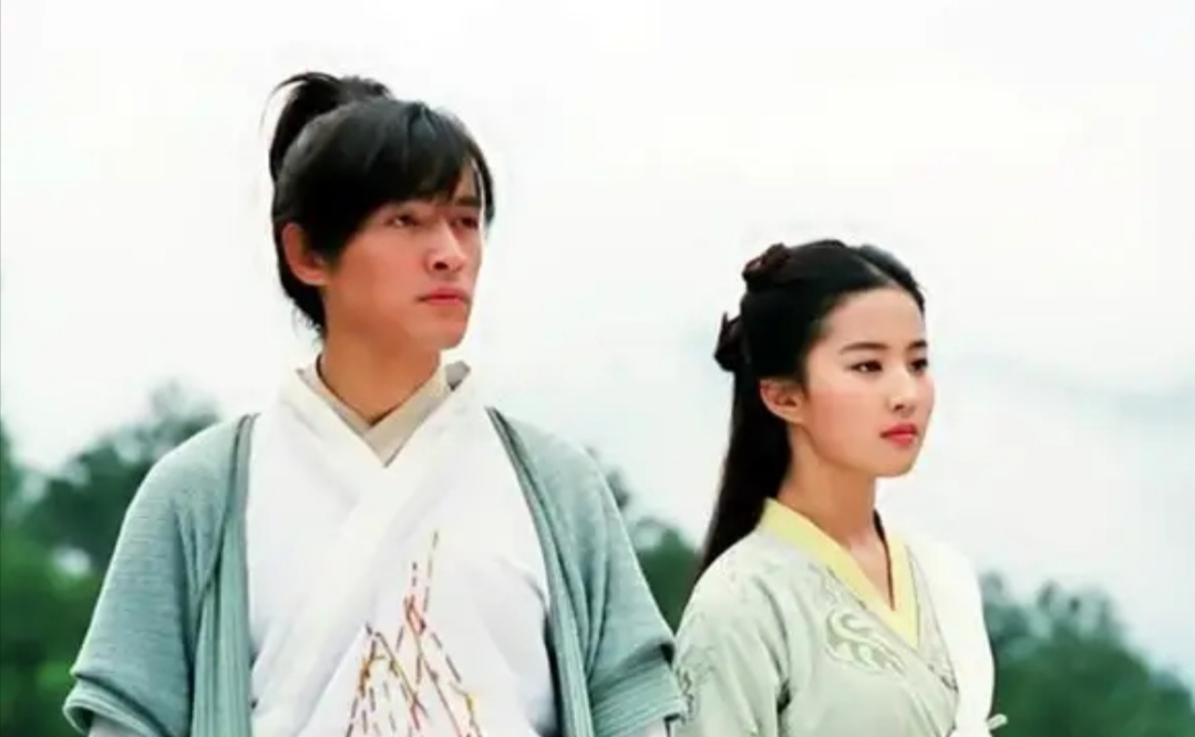 《仙劍奇俠傳》1995年推出後，由胡歌（左）飾演李逍遙，劉亦菲飾演趙靈兒（翻攝自網路）