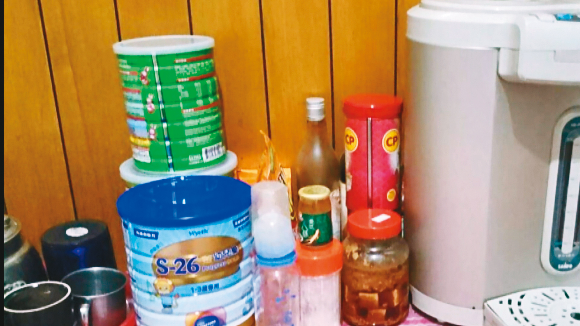 Z女4次在小姪女香香的奶粉中加入精鹽。(東森新聞提供)