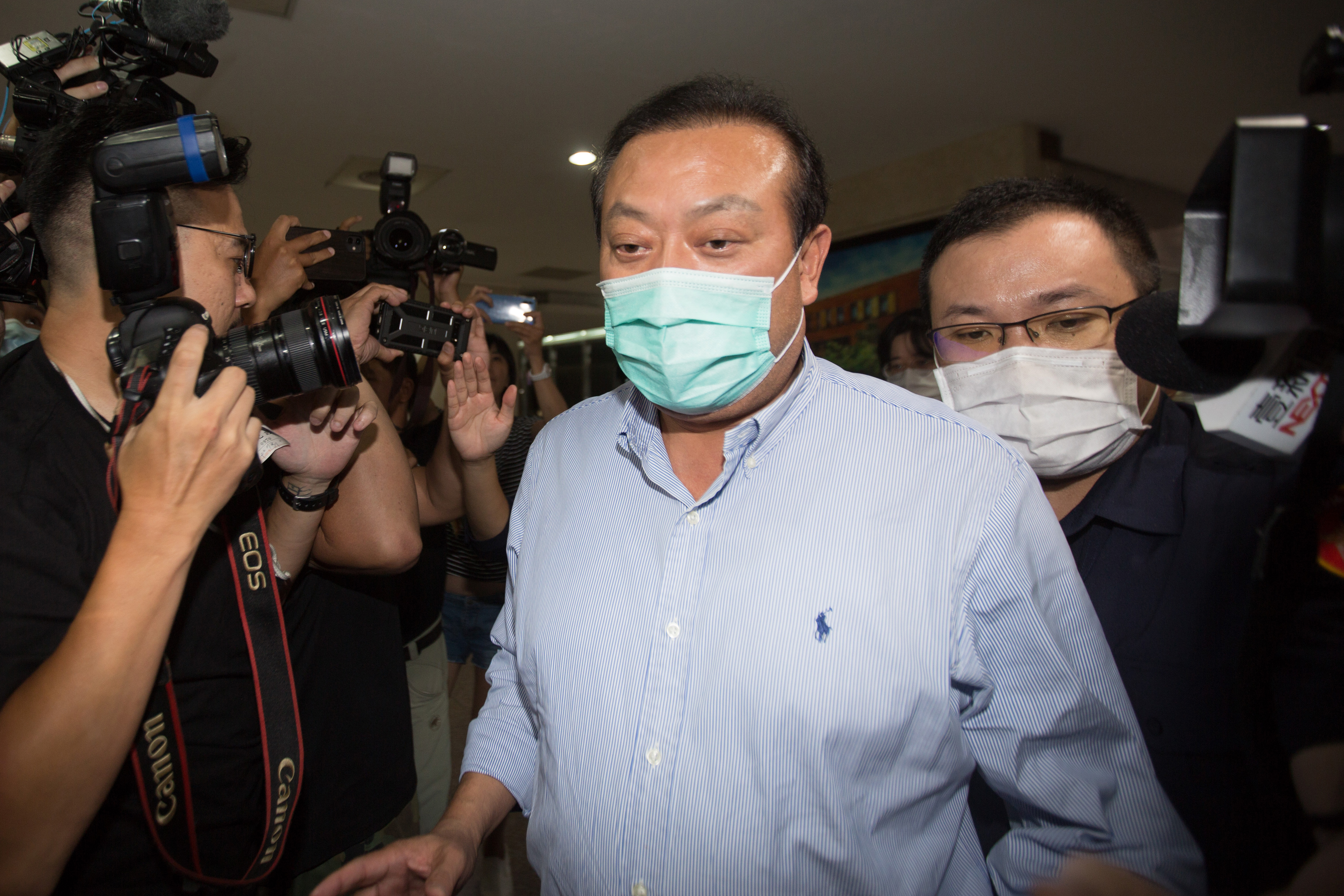 立委蘇震清因涉收受太流前董事長李恆隆2000萬元，4日與辦公室主任同遭台北地院羈押禁見。