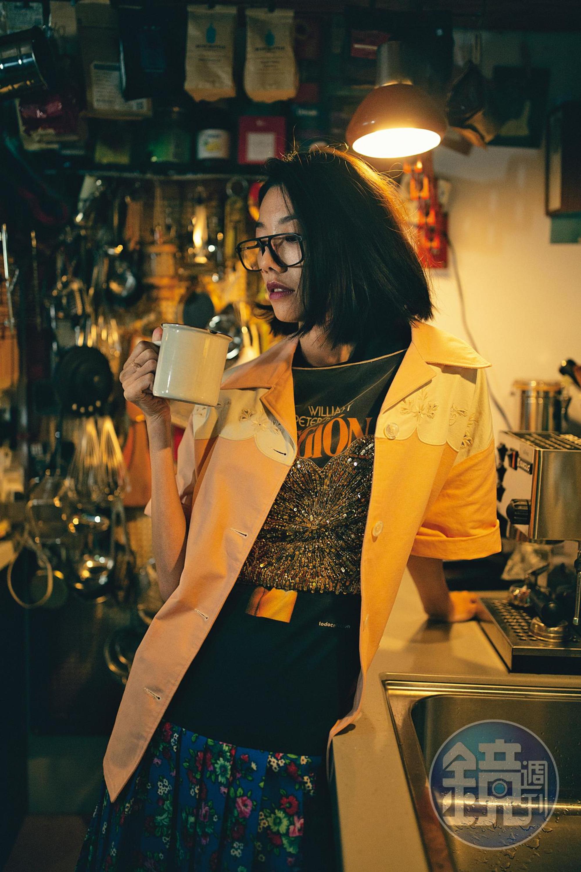 粉紅色工裝襯衫 NT$52,500。（GUCCI）、釘珠亮片紗質背心，價格店洽。（LOUIS VUITTON）、塗鴉拼接碎花棉質洋裝，價格店洽。（LOUIS VUITTON）、Ash飛行員造型光學眼鏡 NT$20,500。（MYKITA）