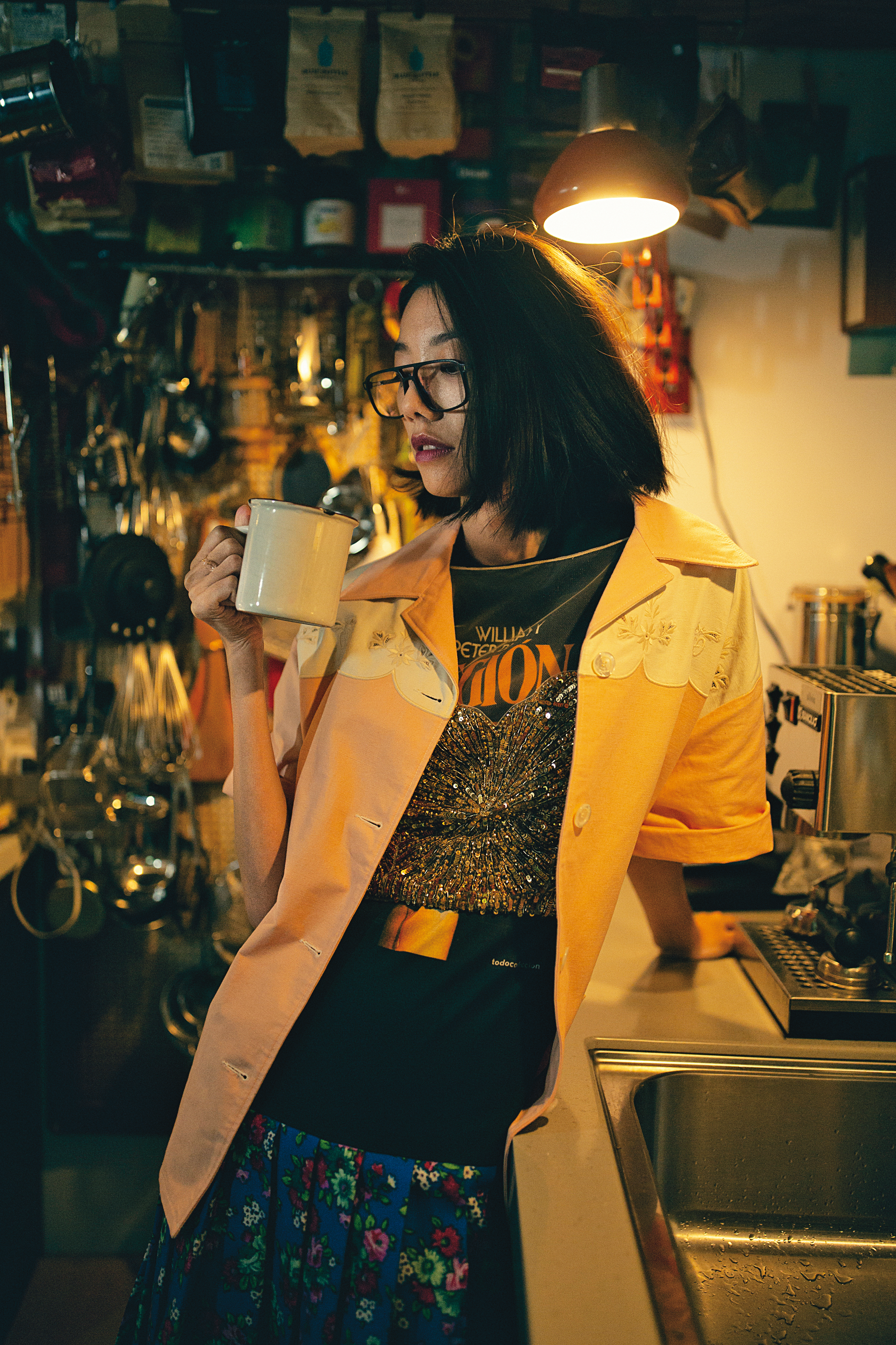 粉紅色工裝襯衫 NT$52,500。（GUCCI）、釘珠亮片紗質背心，價格店洽。（LOUIS VUITTON）、塗鴉拼接碎花棉質洋裝，價格店洽。（LOUIS VUITTON）、Ash飛行員造型光學眼鏡 NT$20,500。（MYKITA）