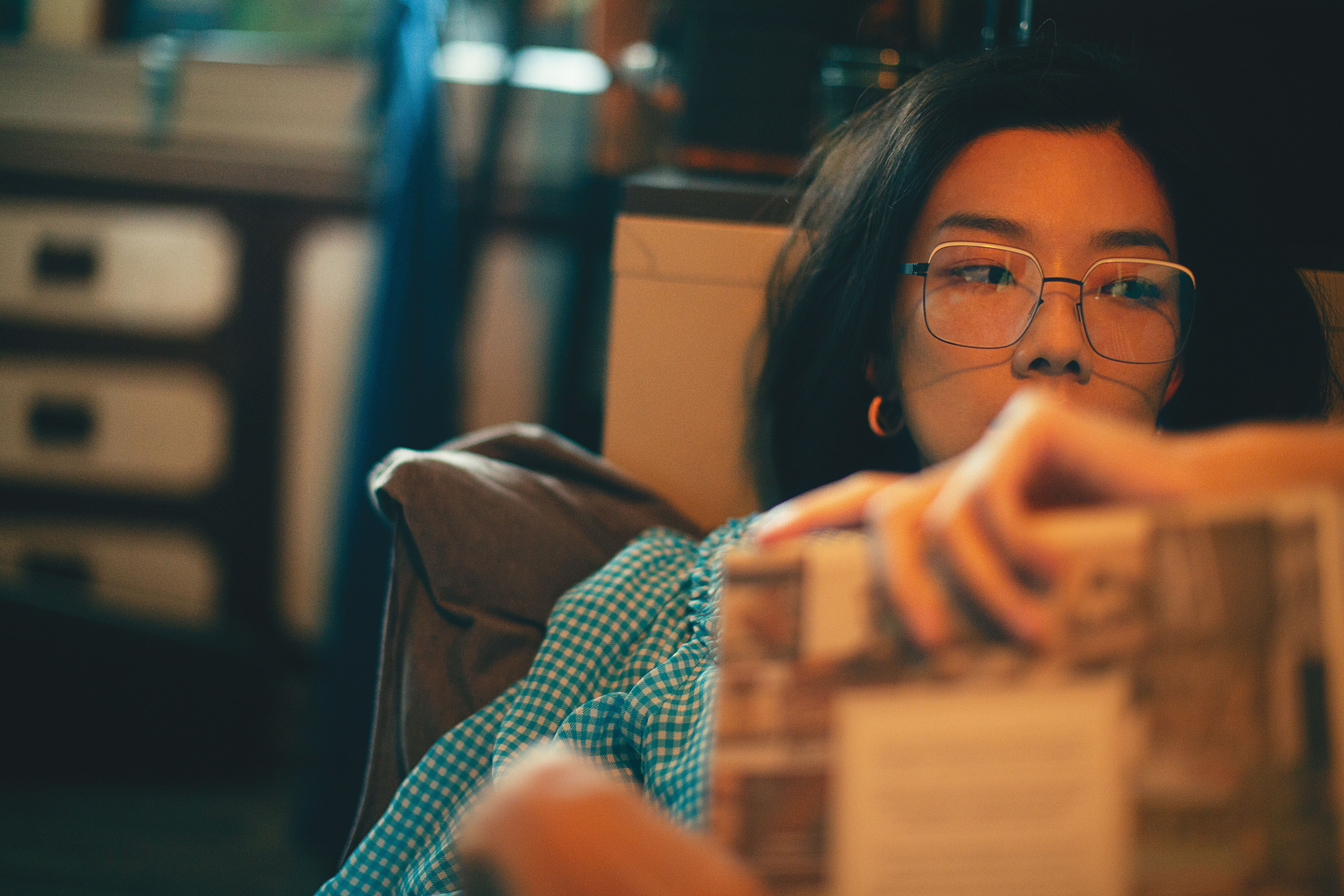 藍白小格紋襯衫，價格店洽。（FENDI）、Meryl光學眼鏡 NT$17,900。（MYKITA）、F Logo耳環，價格店洽。（FENDI）