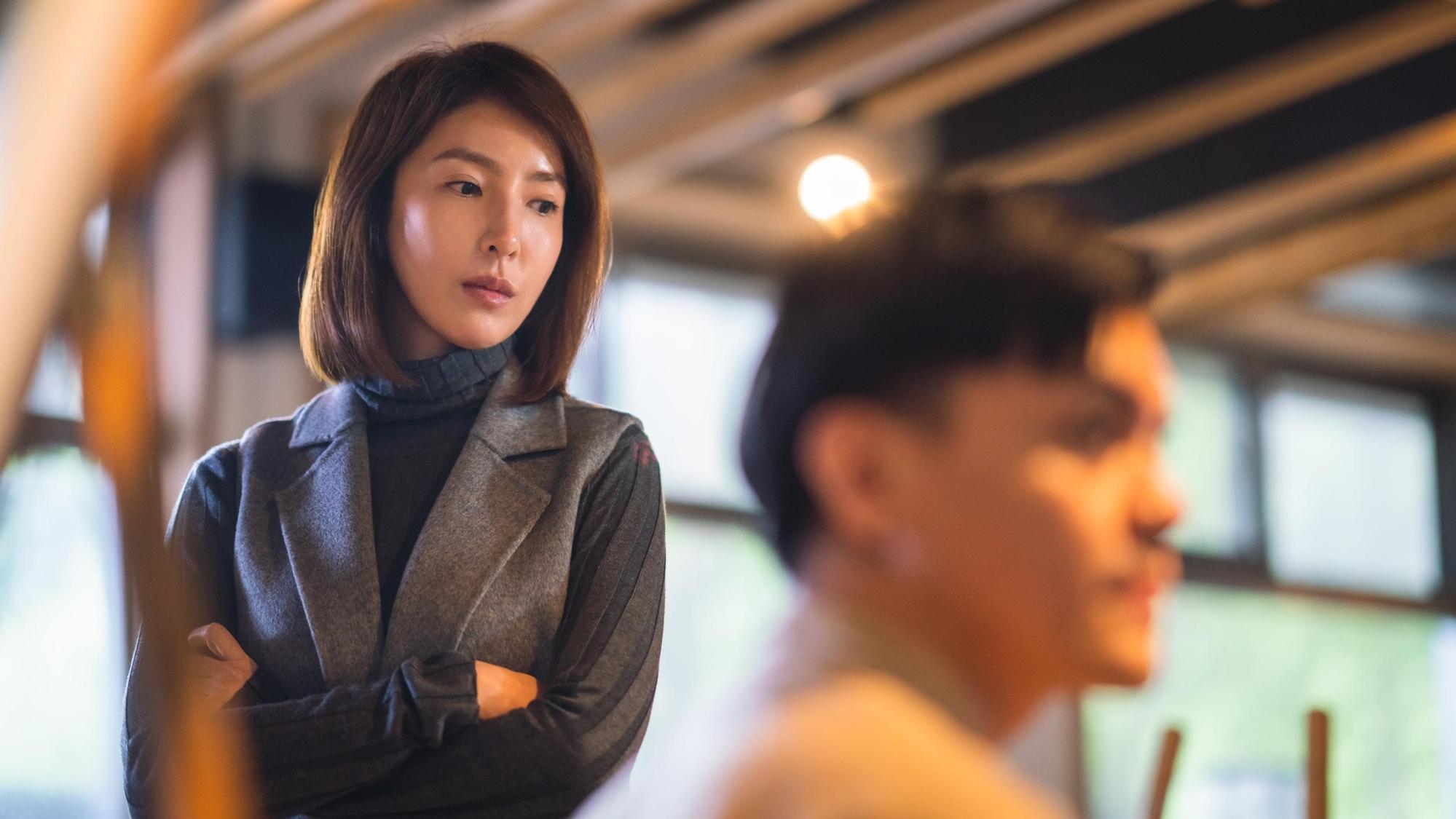導演認為楊謹華外表高冷,很適合演出片中的冰山美人美術老師角色。(華映提供)