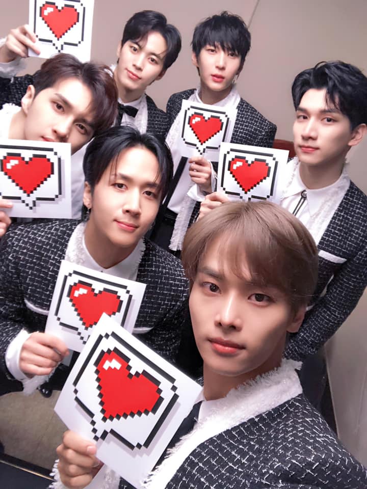 VIXX出道8年，在弘彬（後排左）退團後，繼續以5人組合活動。（翻攝VIXX FB）