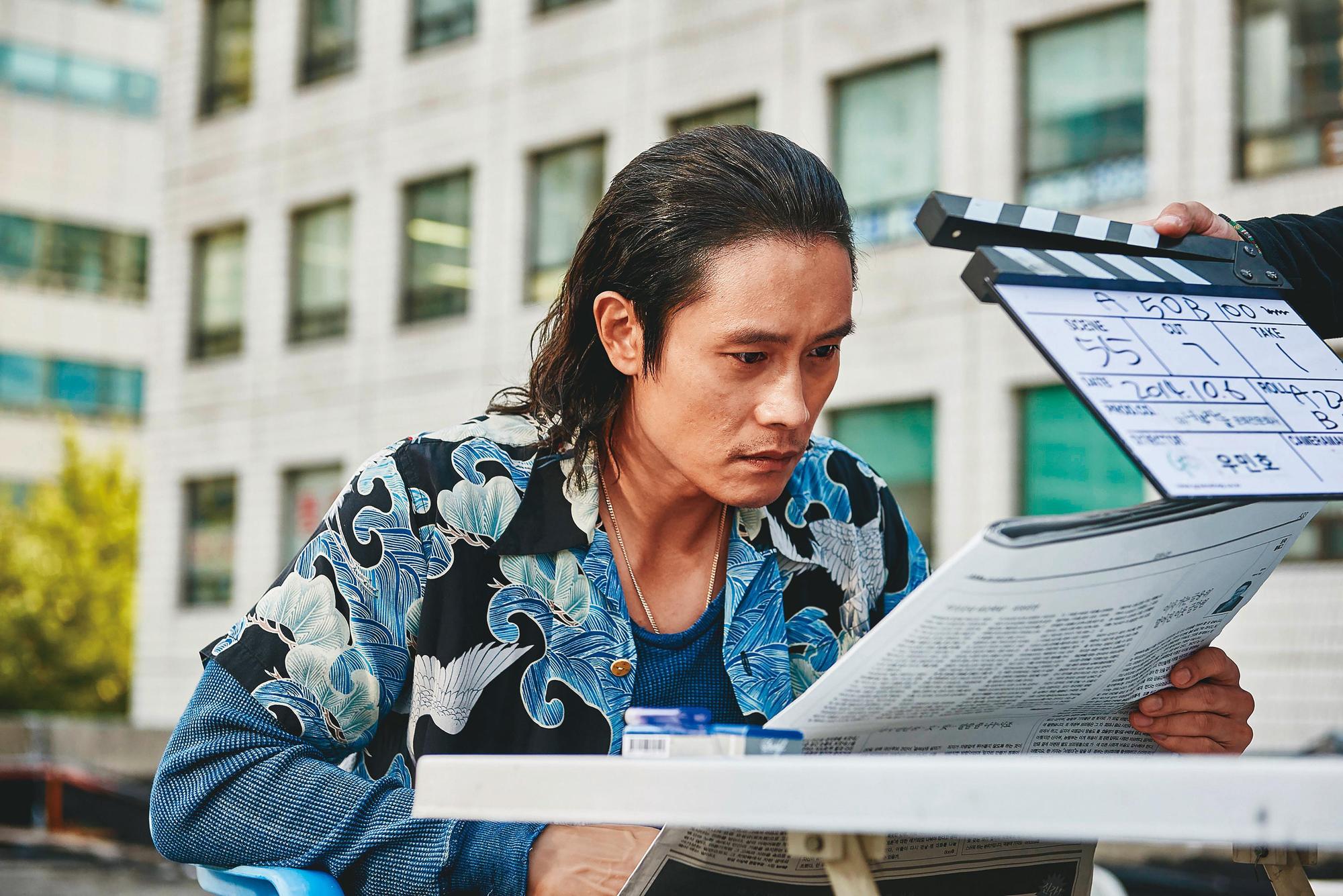 李炳憲靠著《萬惡新世界》拿下當年度影帝大滿貫。(翻攝自daum movie)