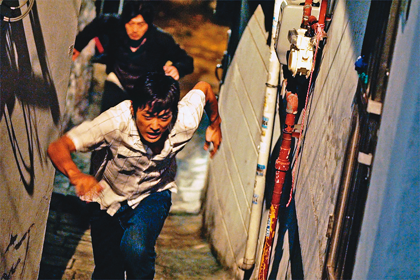 金倫奭（後）和河正宇主演的《追擊者》在韓觀影人次突破507萬。（翻攝自daum movie）