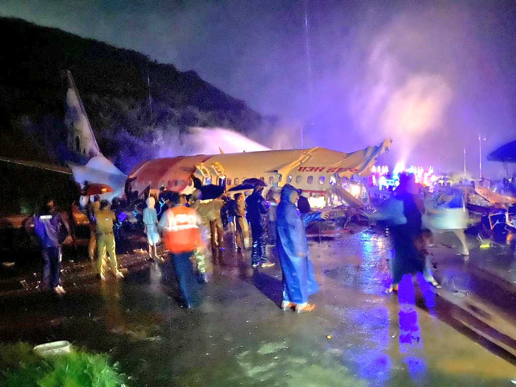 航空編號IX1344杜拜飛往印度班機失事墜毀。（翻攝自推特）