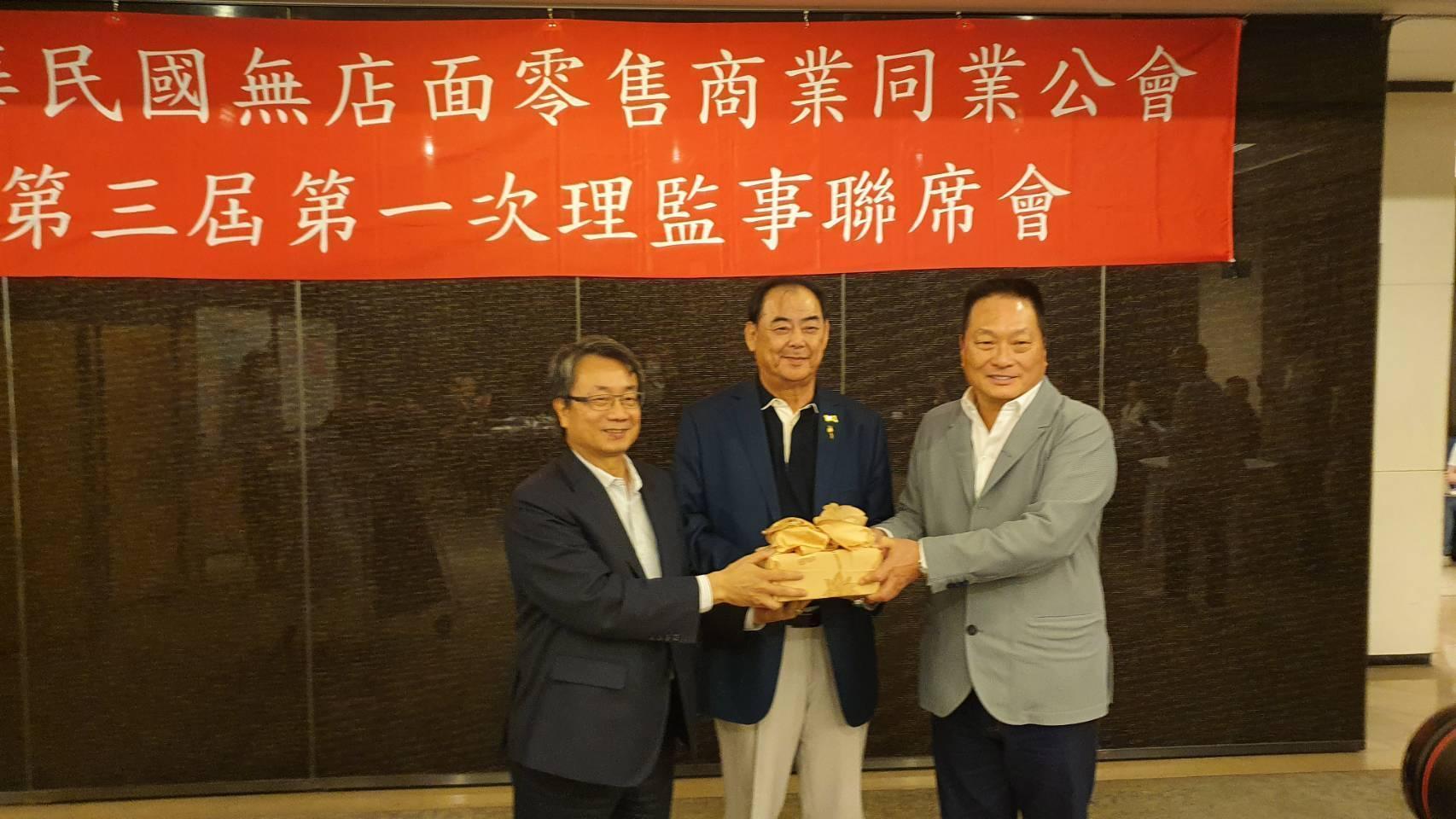 王令麟(右)當選第三屆理事長,強調協助業者推動跨境電商政策,並掃除不合時宜的法令。(無店面公會提供)