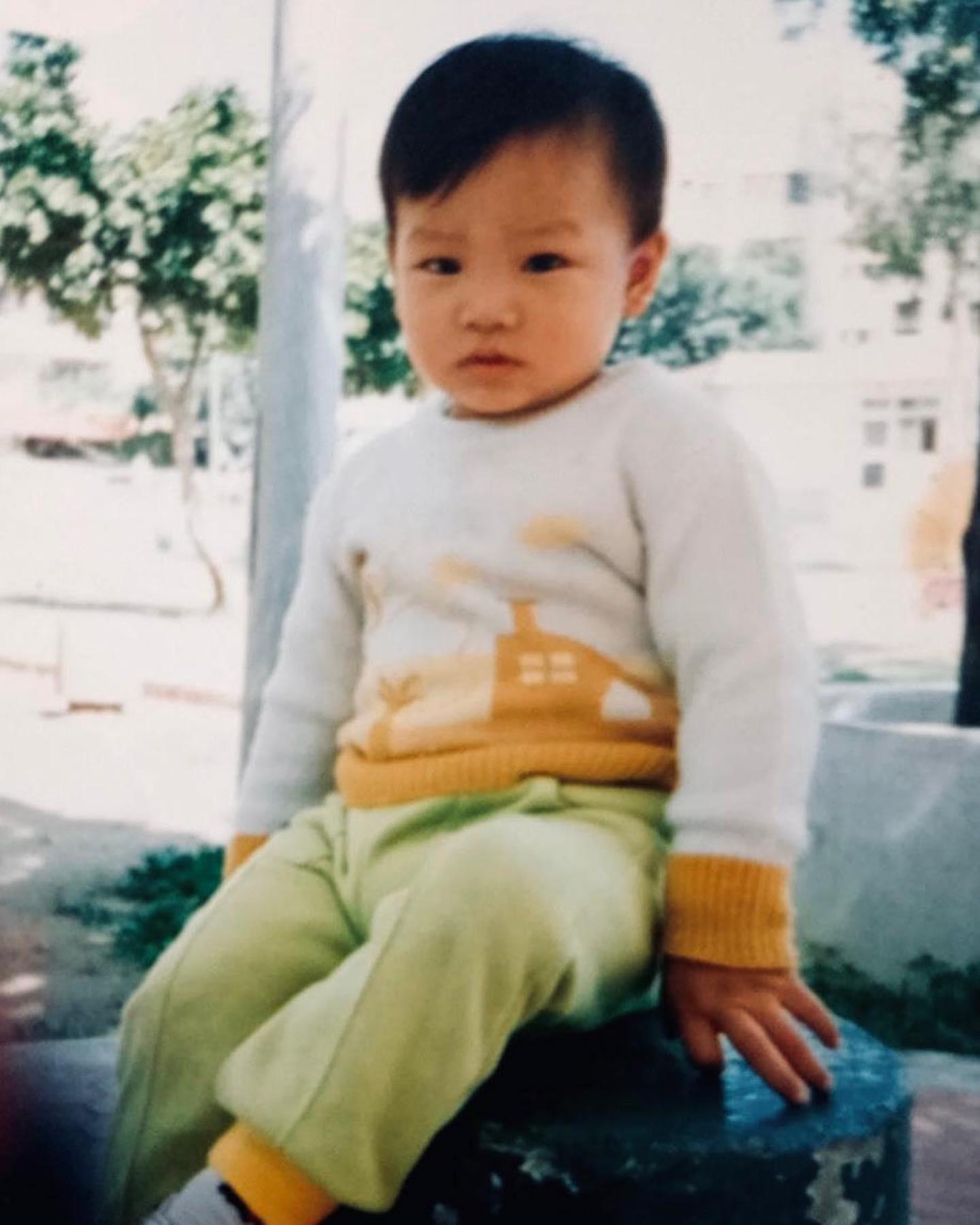 小煜曬兒時舊照,相當期待自己的小孩出生。(翻攝自小煜臉書)