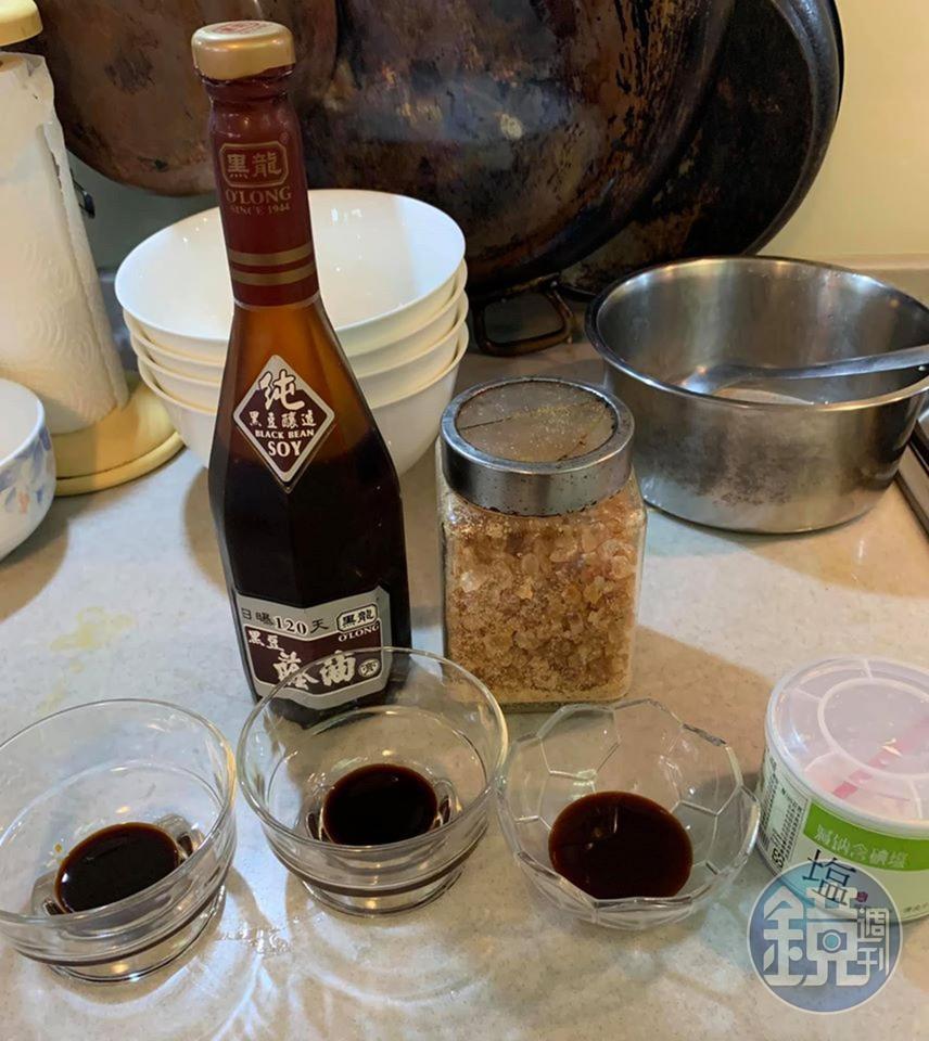 這個湯完全不加辛香料,只放少許鹽跟冰糖,醬油膏用來沾排骨吃。