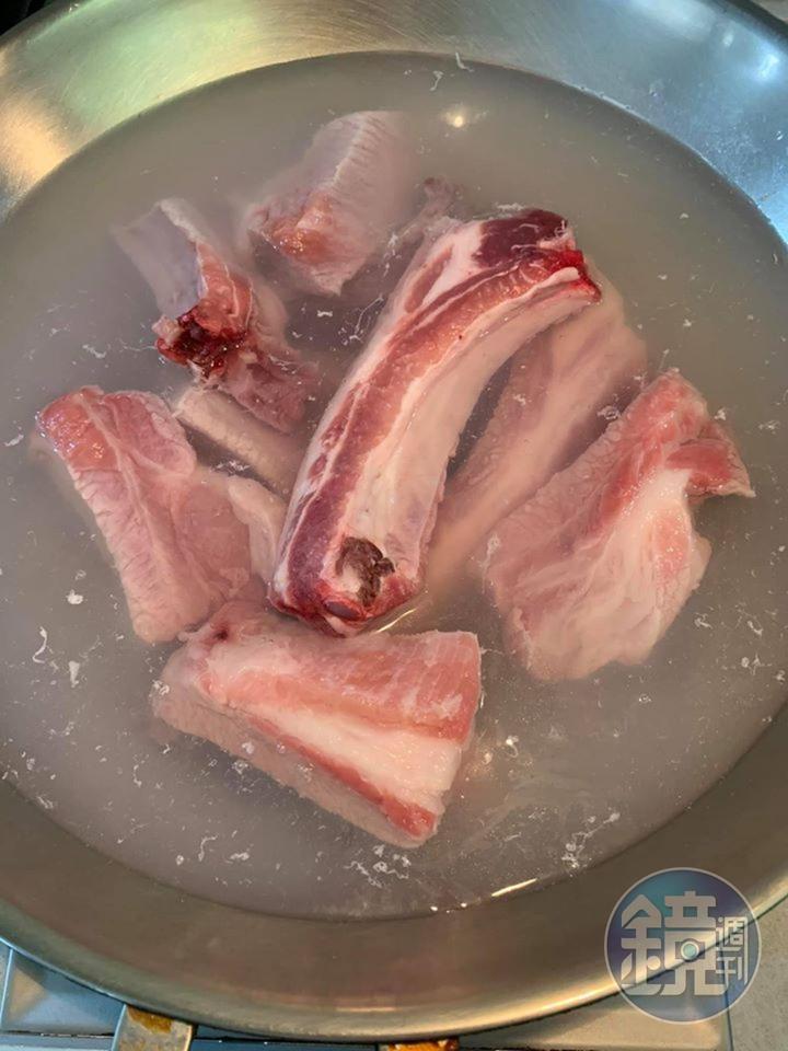 將生排骨放在清水中煮5分鐘。