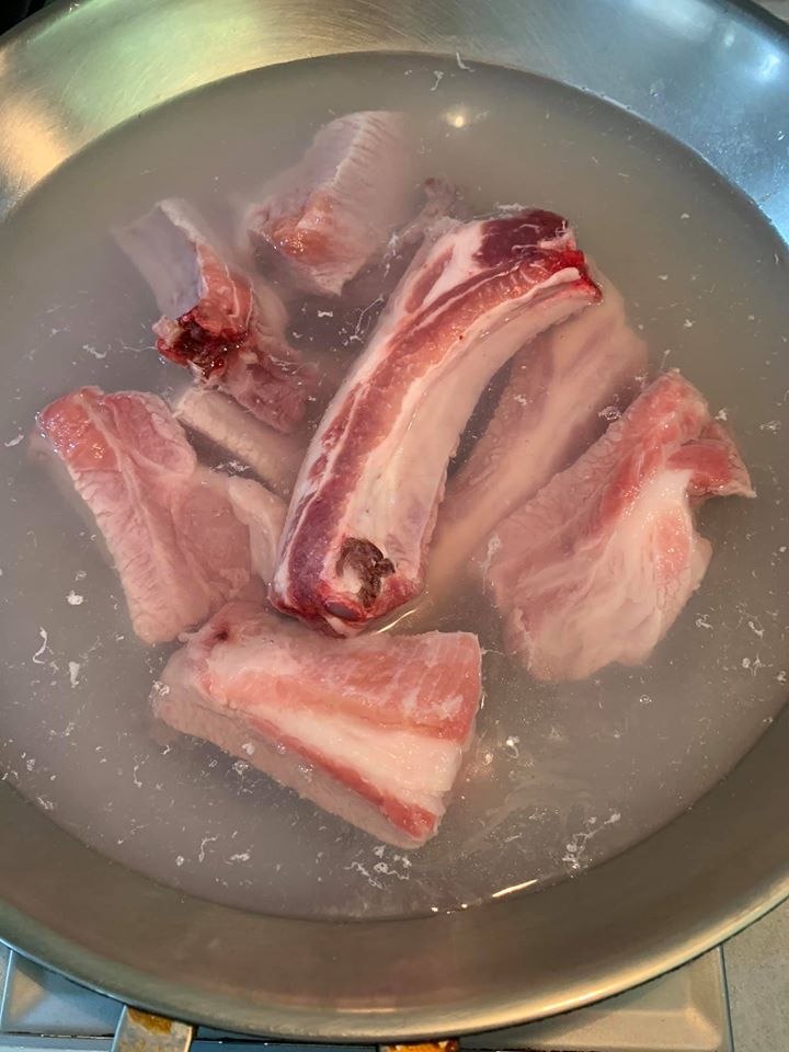 將生排骨放在清水中煮5分鐘。