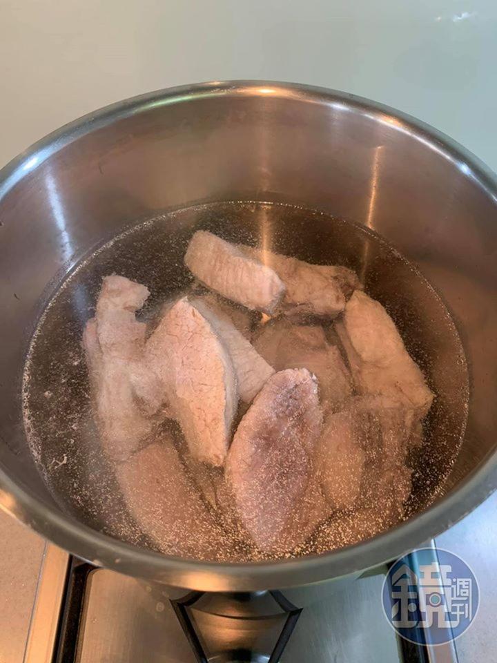 濾去浮渣後,將排骨放入另一鍋,再煮5分鐘。