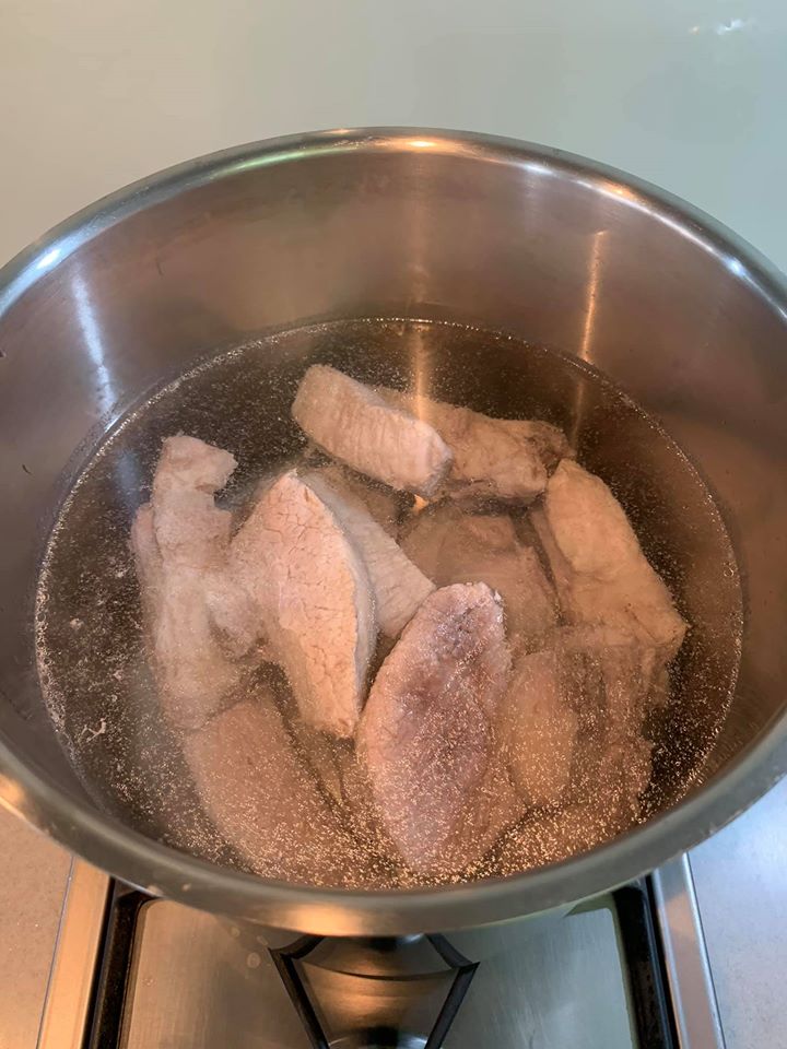 濾去浮渣後，將排骨放入另一鍋，再煮5分鐘。