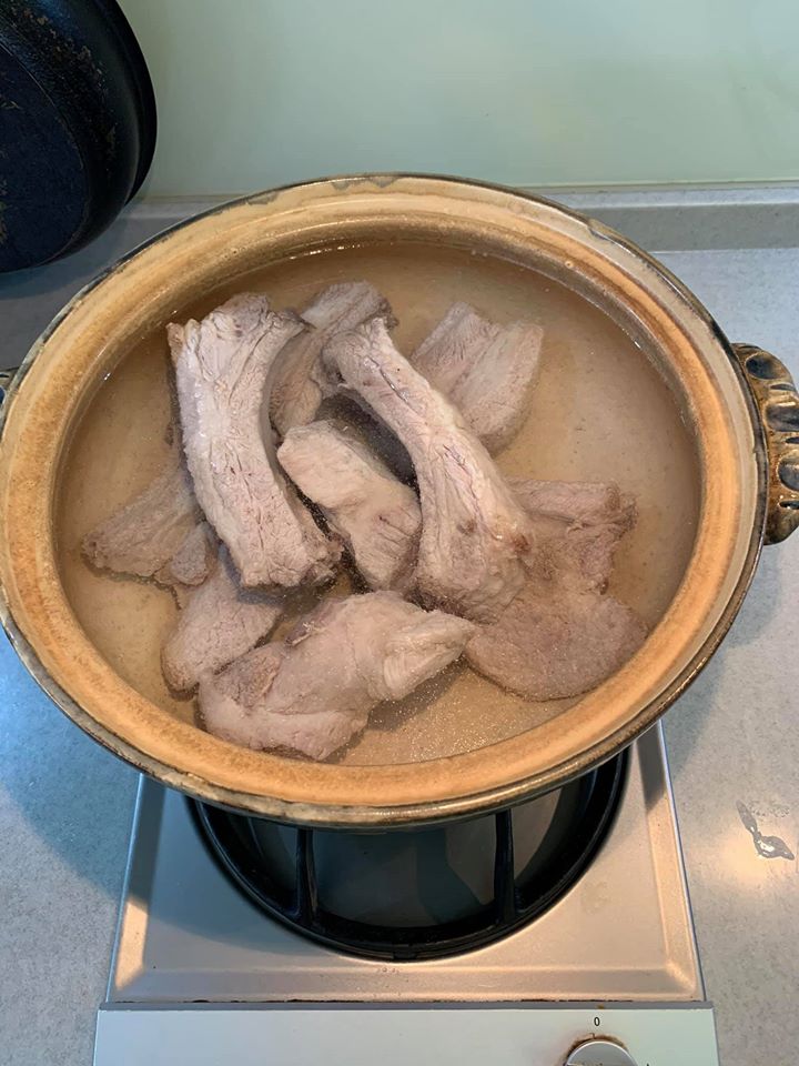 在鍋中放入清水。