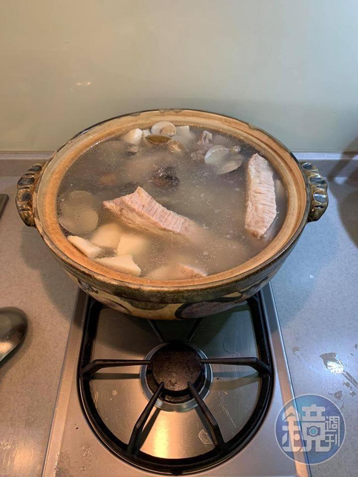 放入2包蛤蜊,轉大火煮。
