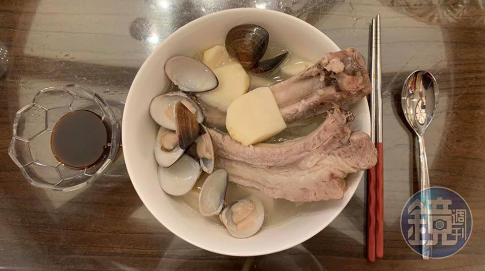肉骨可沾醬油膏吃。