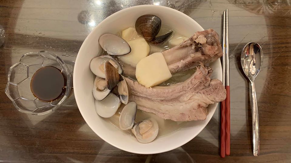 肉骨可沾醬油膏吃。