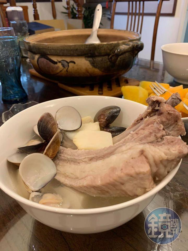 大排骨湯完成,太澎湃了,肋骨要夠長才能過邱復生那關。