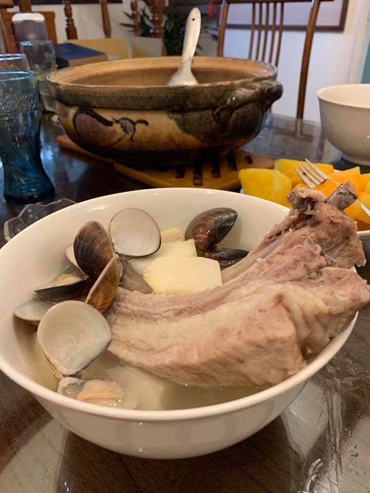 大排骨湯完成，太澎湃了，肋骨要夠長才能過邱復生那關。