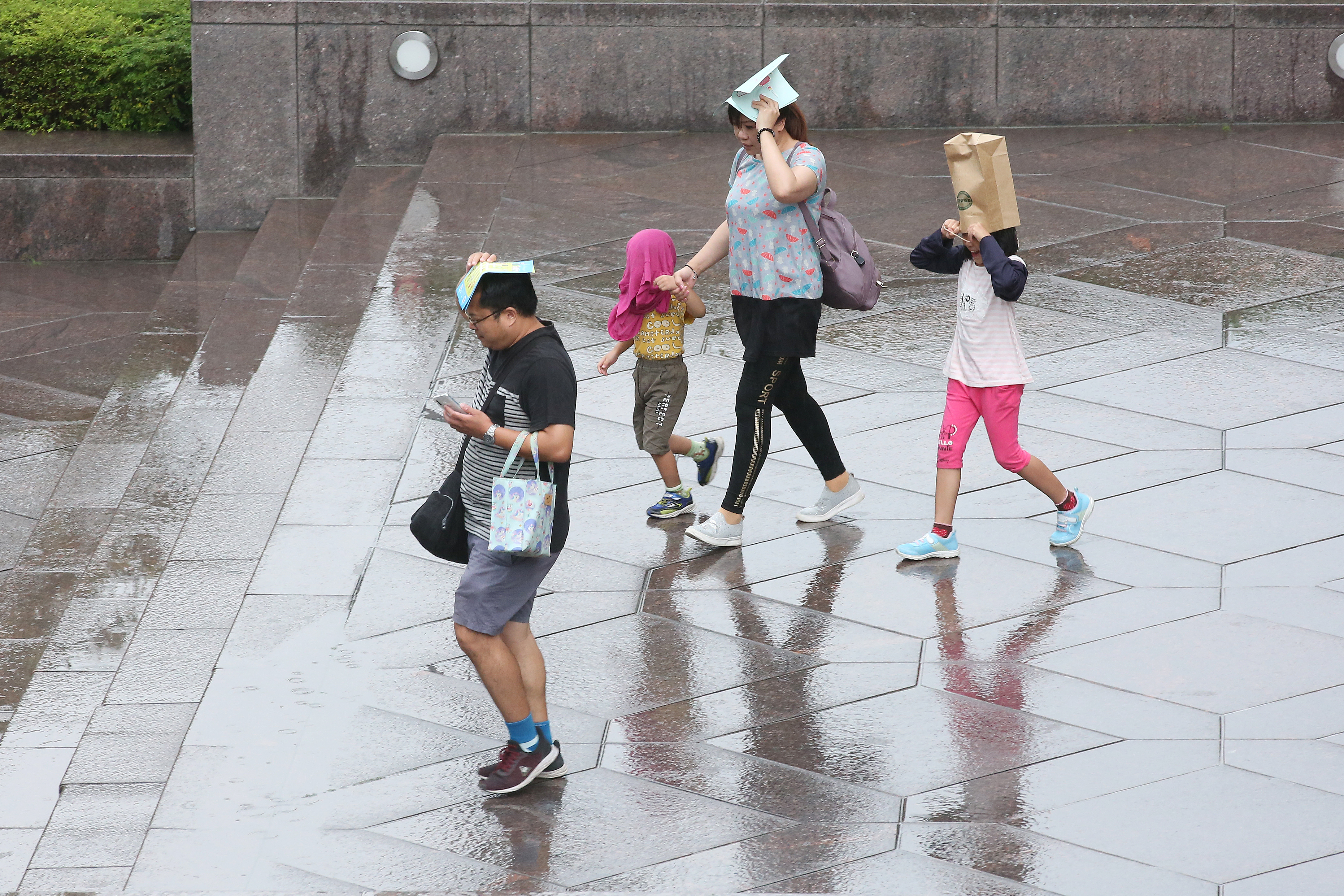 氣象局發布大雨特報，8縣市嚴防午後雷陣雨。（資料照）