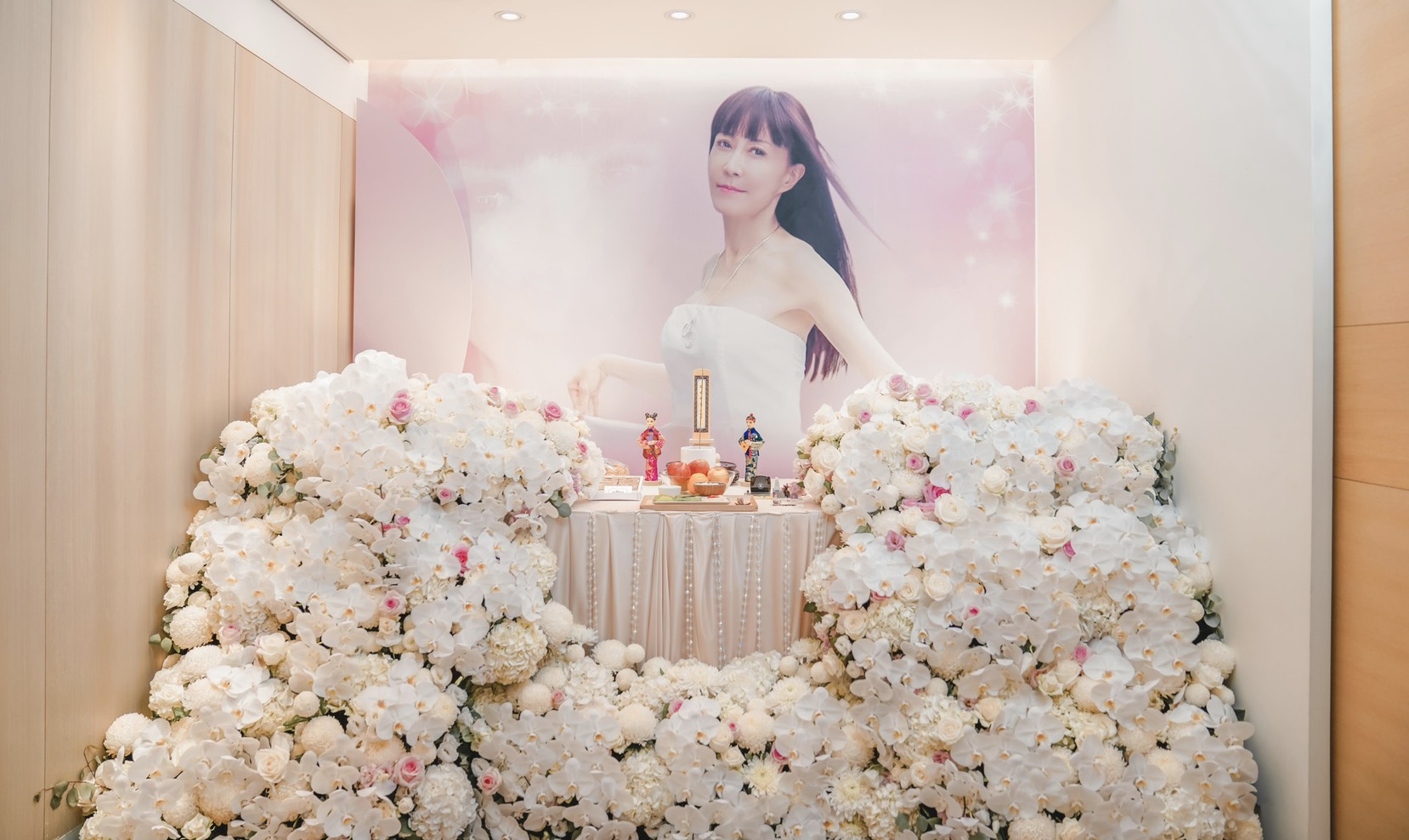 羅霈穎的靈堂風格溫柔典雅。（冬瓜行旅提供）