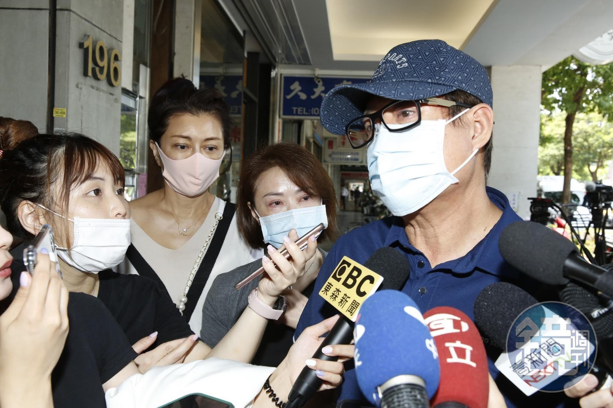 檢場(右一)帶著老婆李翊君(右二)來羅霈穎靈堂弔唁。