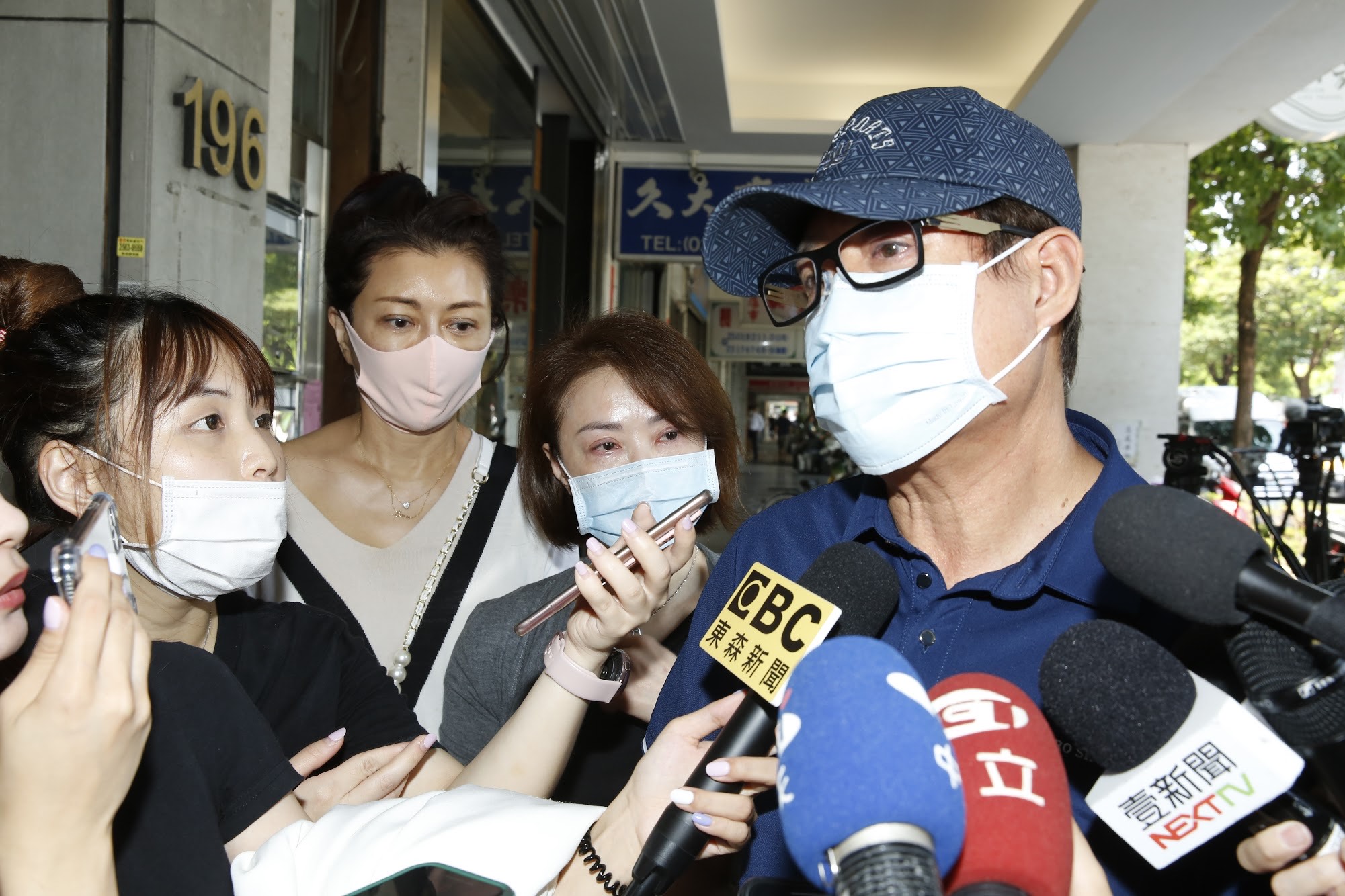 檢場（右一）帶著老婆李翊君（右二）來羅霈穎靈堂弔唁。