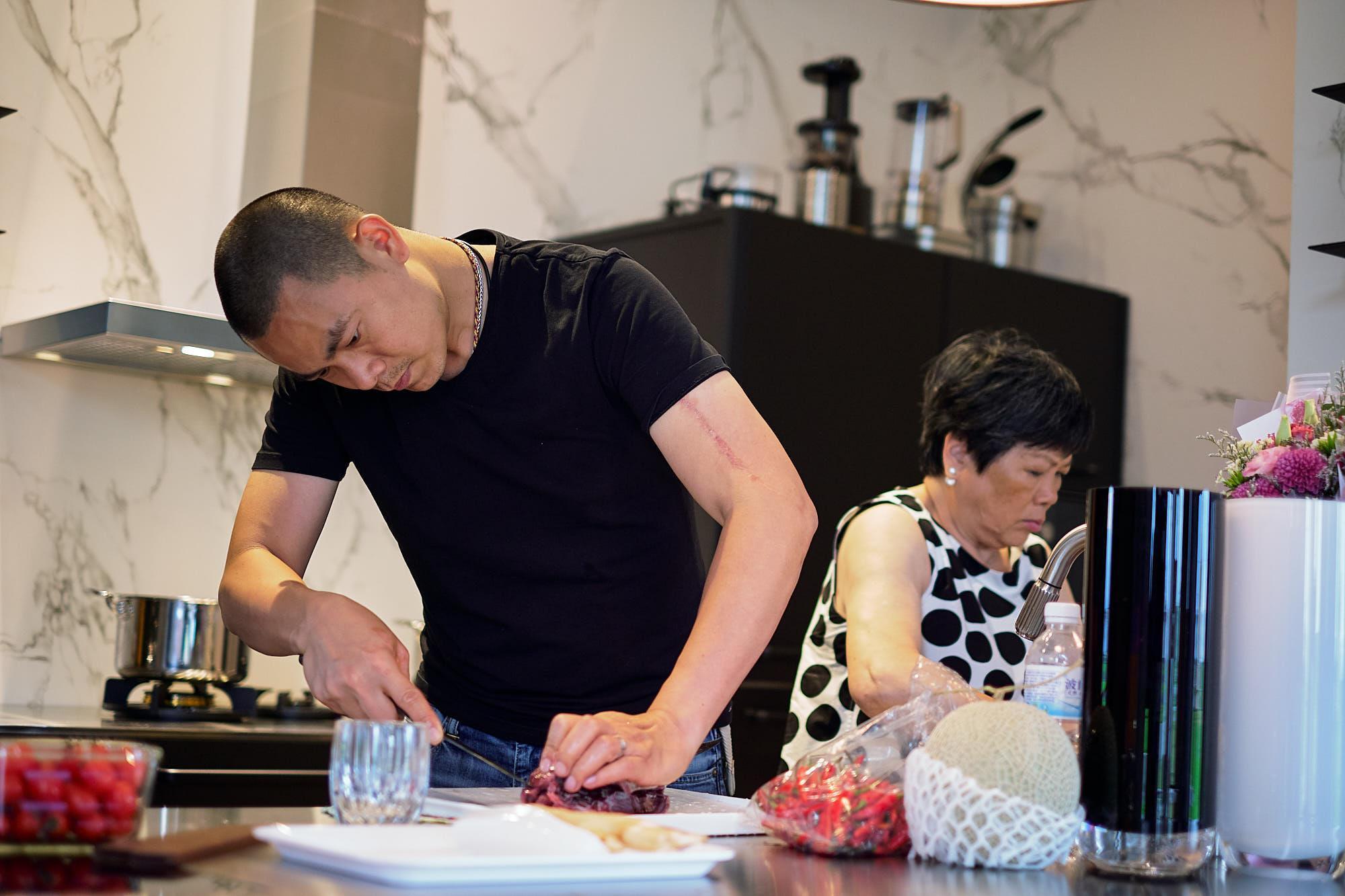 江振誠跟媽媽一起下廚，媽媽是他料理的啟蒙。（牽猴子整合行銷提供）