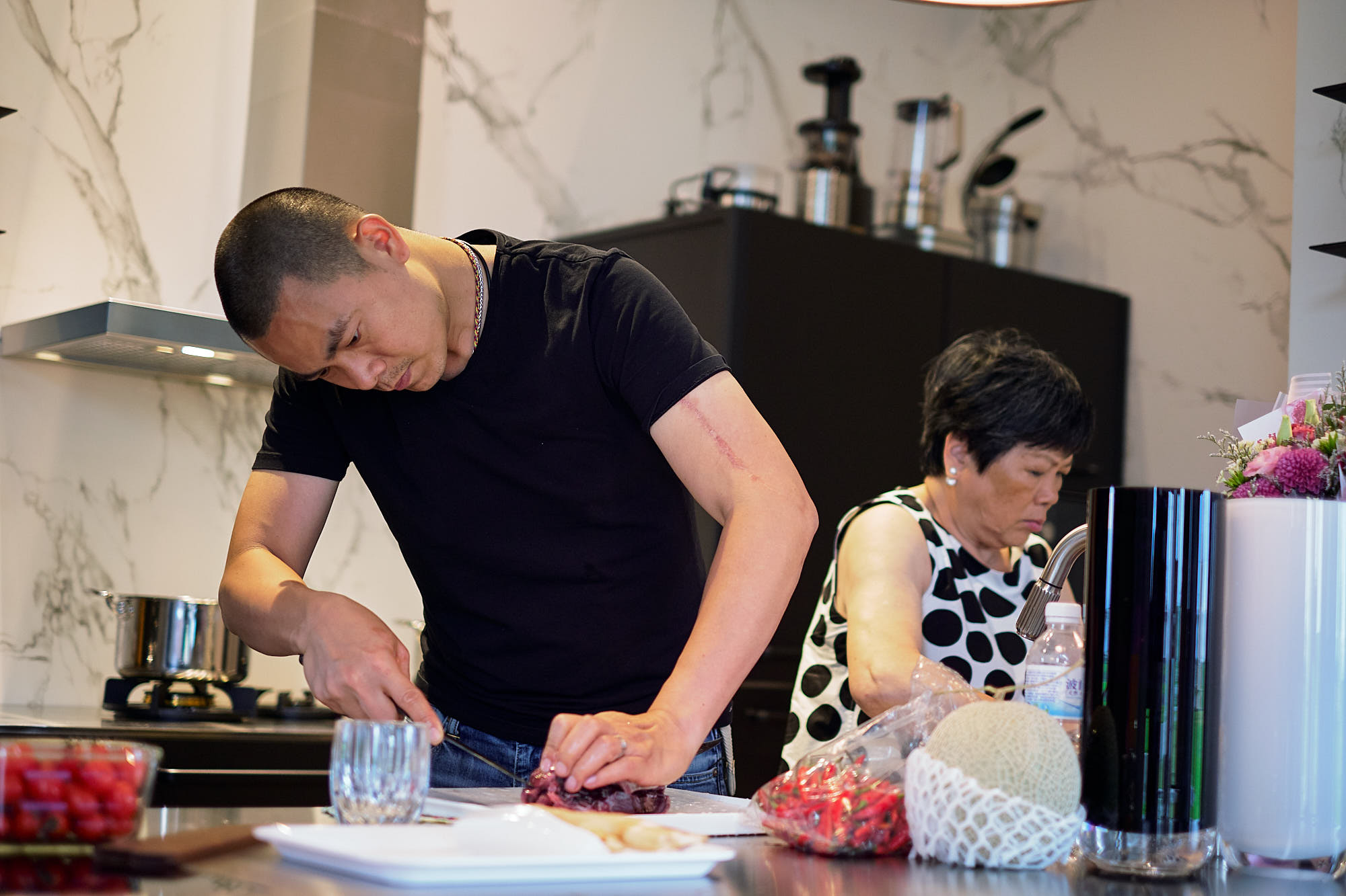 江振誠跟媽媽一起下廚，媽媽是他料理的啟蒙。（牽猴子整合行銷提供）