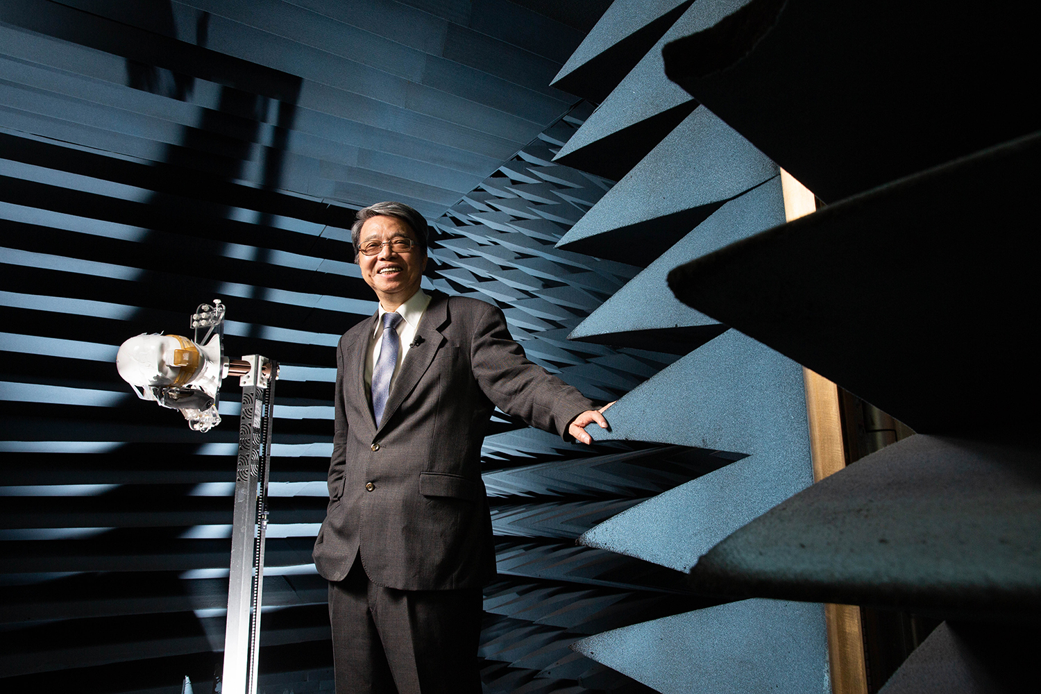 耕興公司副董王新添原本是工程師，80年代因為美國對電子產品制訂強制性安規，需要檢測電磁波，有技術的他決定創業。