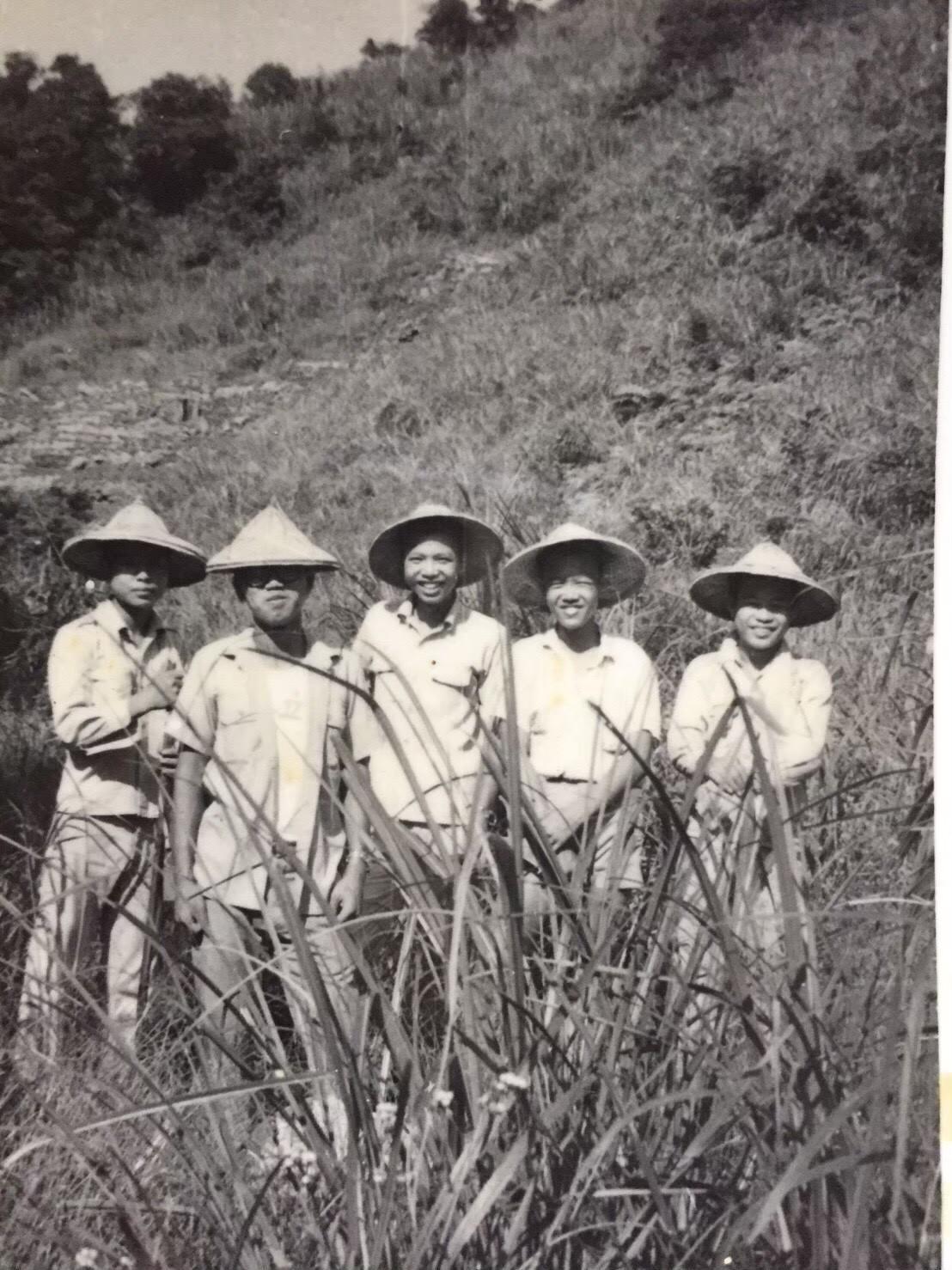 王新添 (中)是新北平溪人,小學時都是全校第一名,一畢業就被送到台北考初中。(王新添提供)