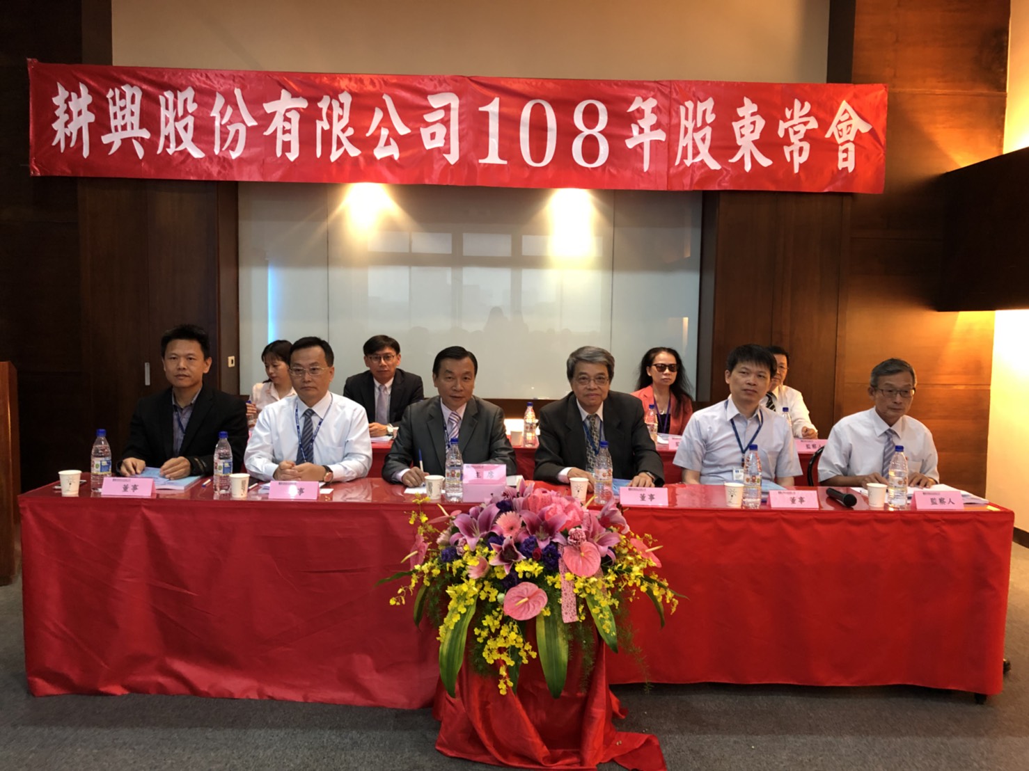 耕興董事長黃文亮（左三）較為低調、嚴肅，王新添（右三）善於言辭、個性隨和，二人合作創業，剛好互補。（耕興提供）