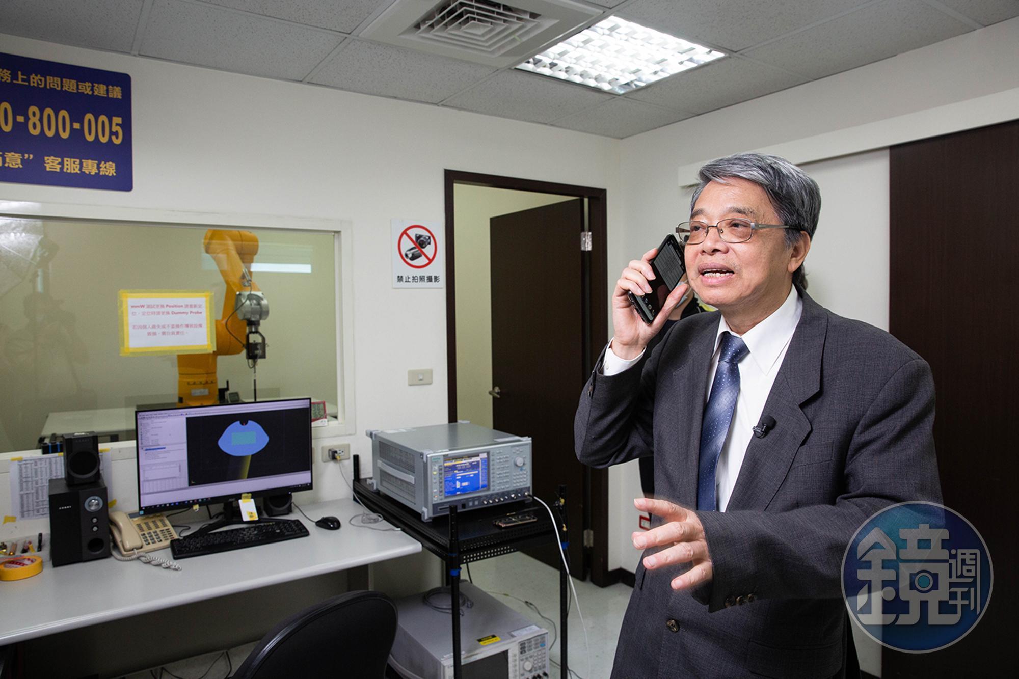 王新添拿手機示範講電話時電磁波若過強,不符法規,可能對腦部產生影響。