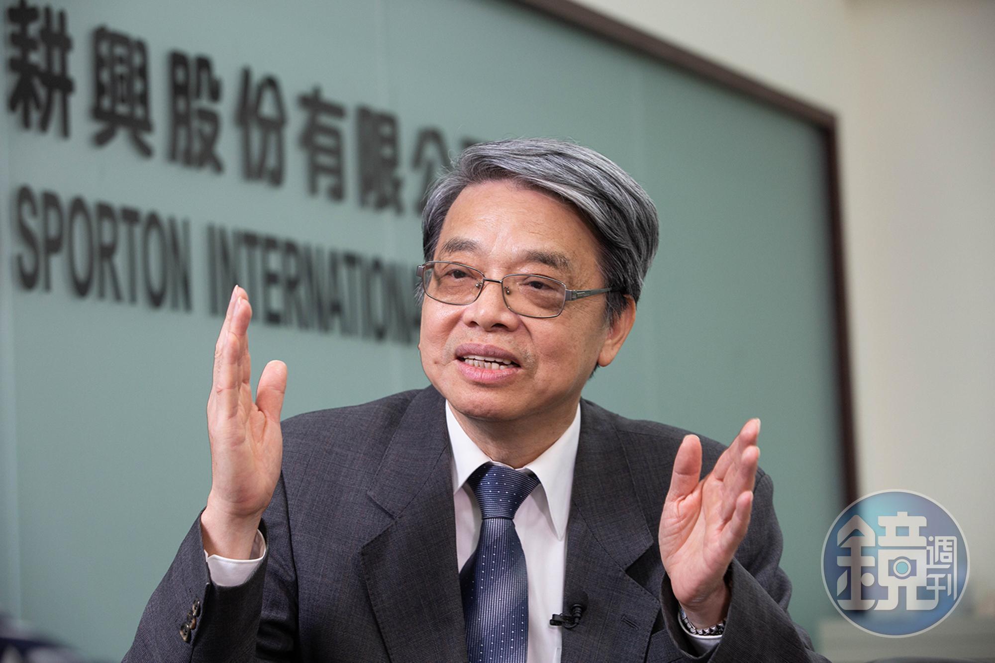 王新添從小就聰明，念專科時為了找打工機會賺學費，還寫信給當時的行政院長蔣經國。