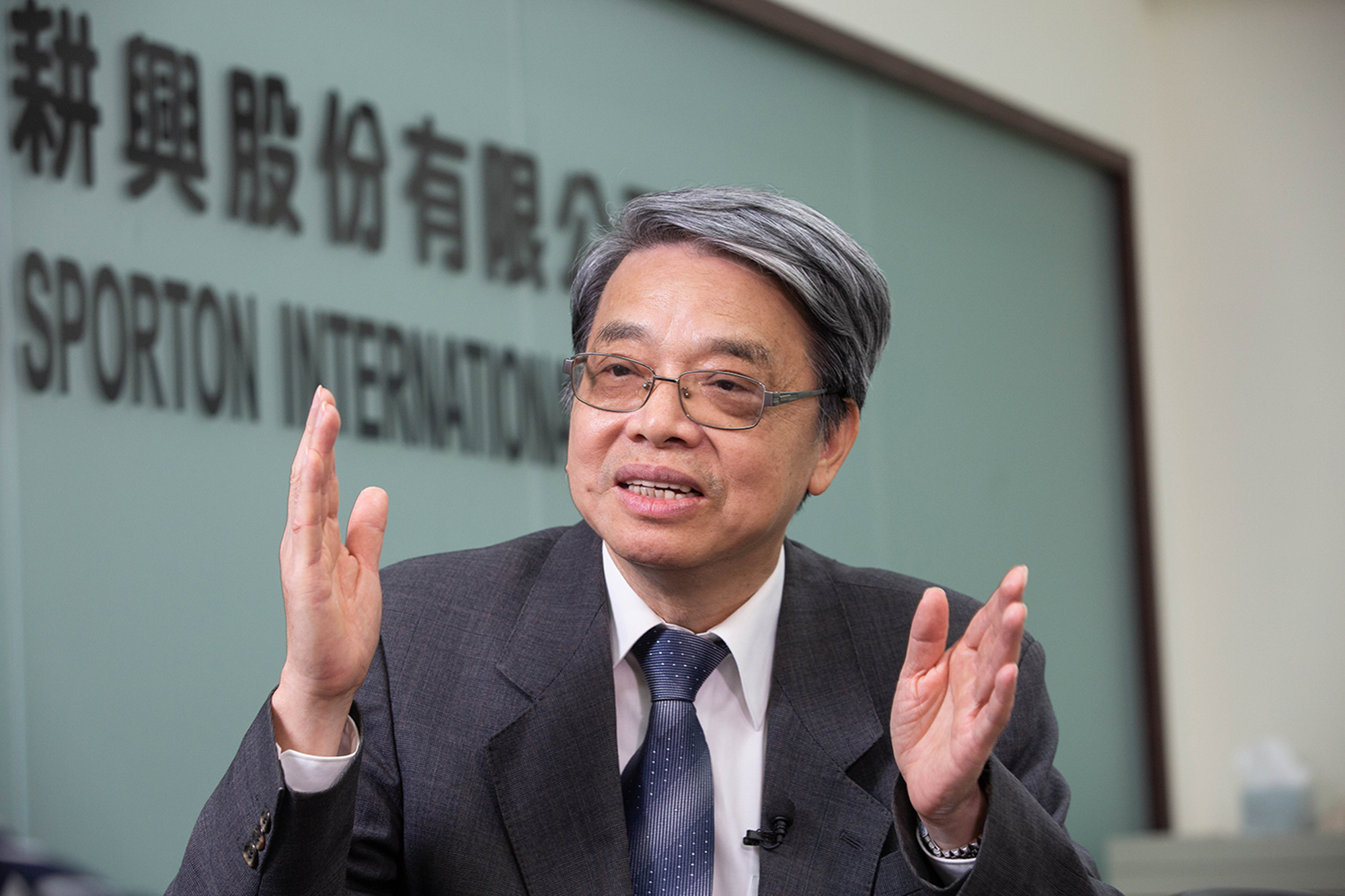 王新添從小就聰明，念專科時為了找打工機會賺學費，還寫信給當時的行政院長蔣經國。