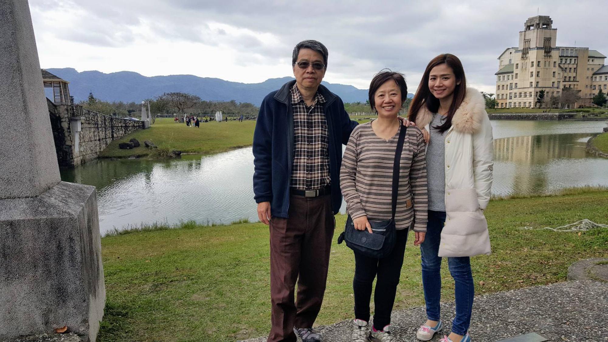 王新添 （左）與太太只有一個女兒，女兒 （右）跟他一樣走學霸路線，畢業於台大法律系。（王新添提供）