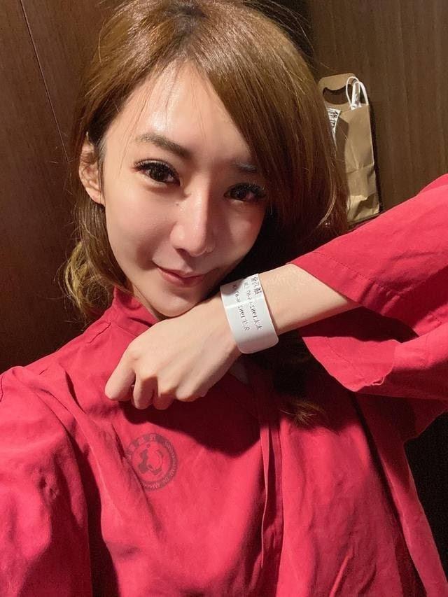 羅巧倫PO出術前照,以及醫護人員寫給她的加油信。(翻攝自羅巧倫臉書)