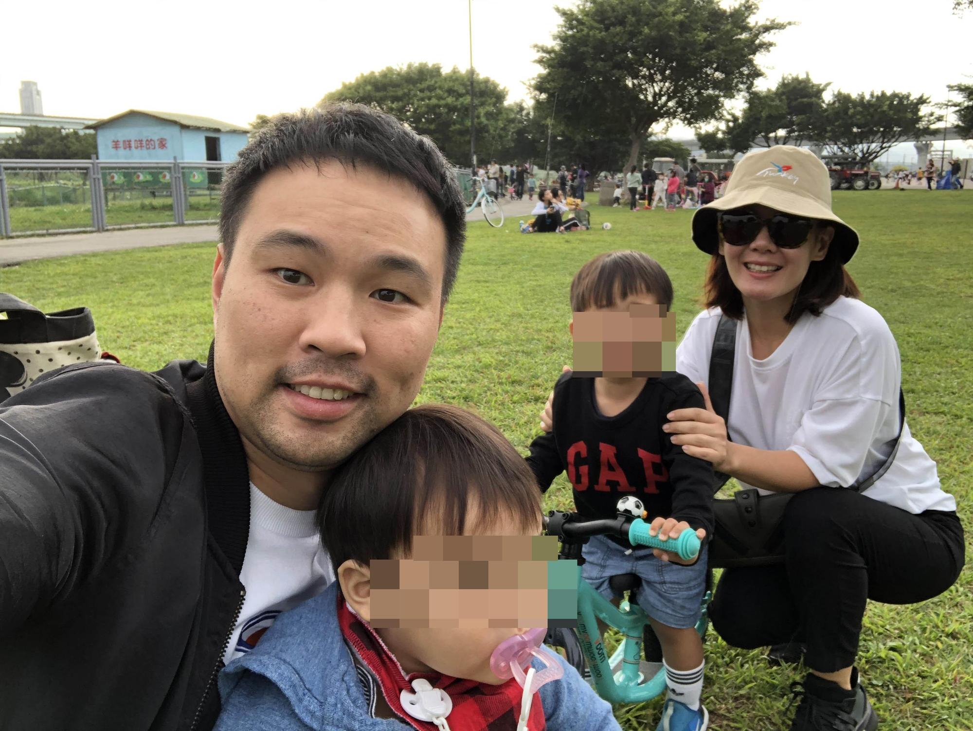 陳威全老婆拿起驗孕棒,發現是兩條槓槓(確認懷孕)後對他說:「你要努力賺錢了!」(上行娛樂提供)