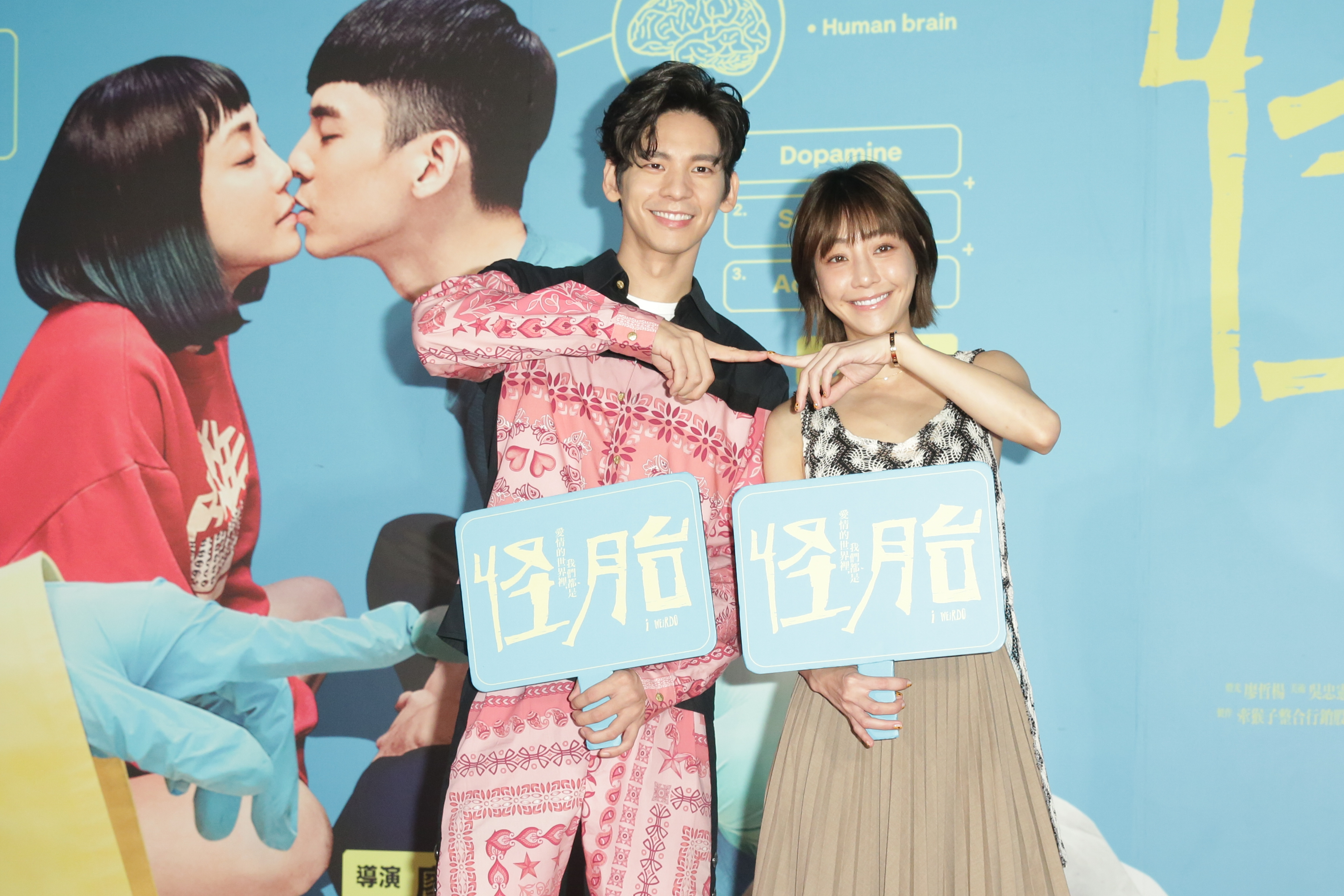 謝欣穎（右）與林柏宏（左）3天共跑23場映前映後座談，為新作《怪胎》賣力宣傳。