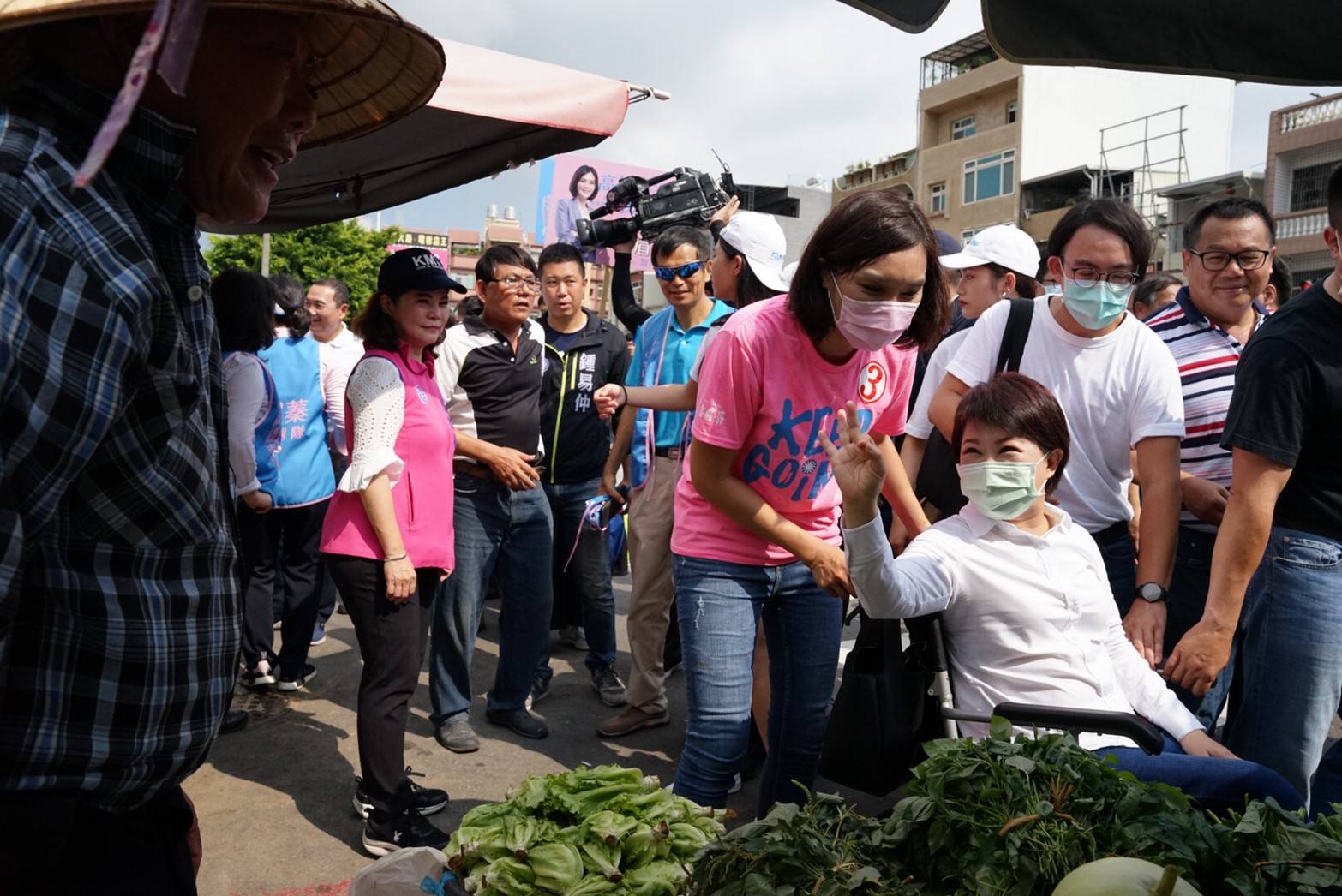 剛動完腳部手術的台中市長盧秀燕，坐輪椅陪同李掃街。（李眉蓁競選總部提供）