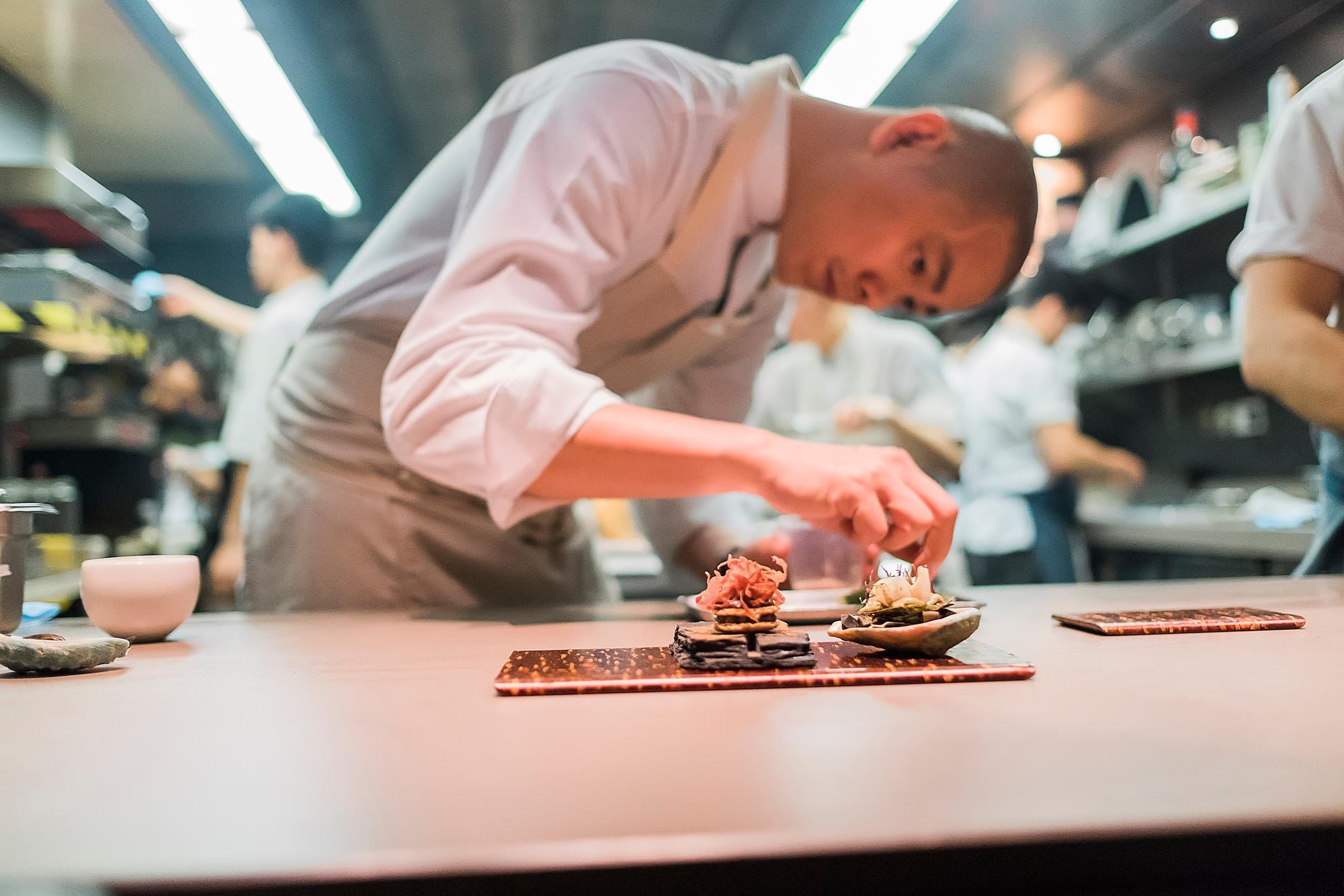 江振誠經營新加坡「Restaurant ANDRE」餐廳10年，獲得米其林二星的榮譽。（牽猴子整合行銷提供）
