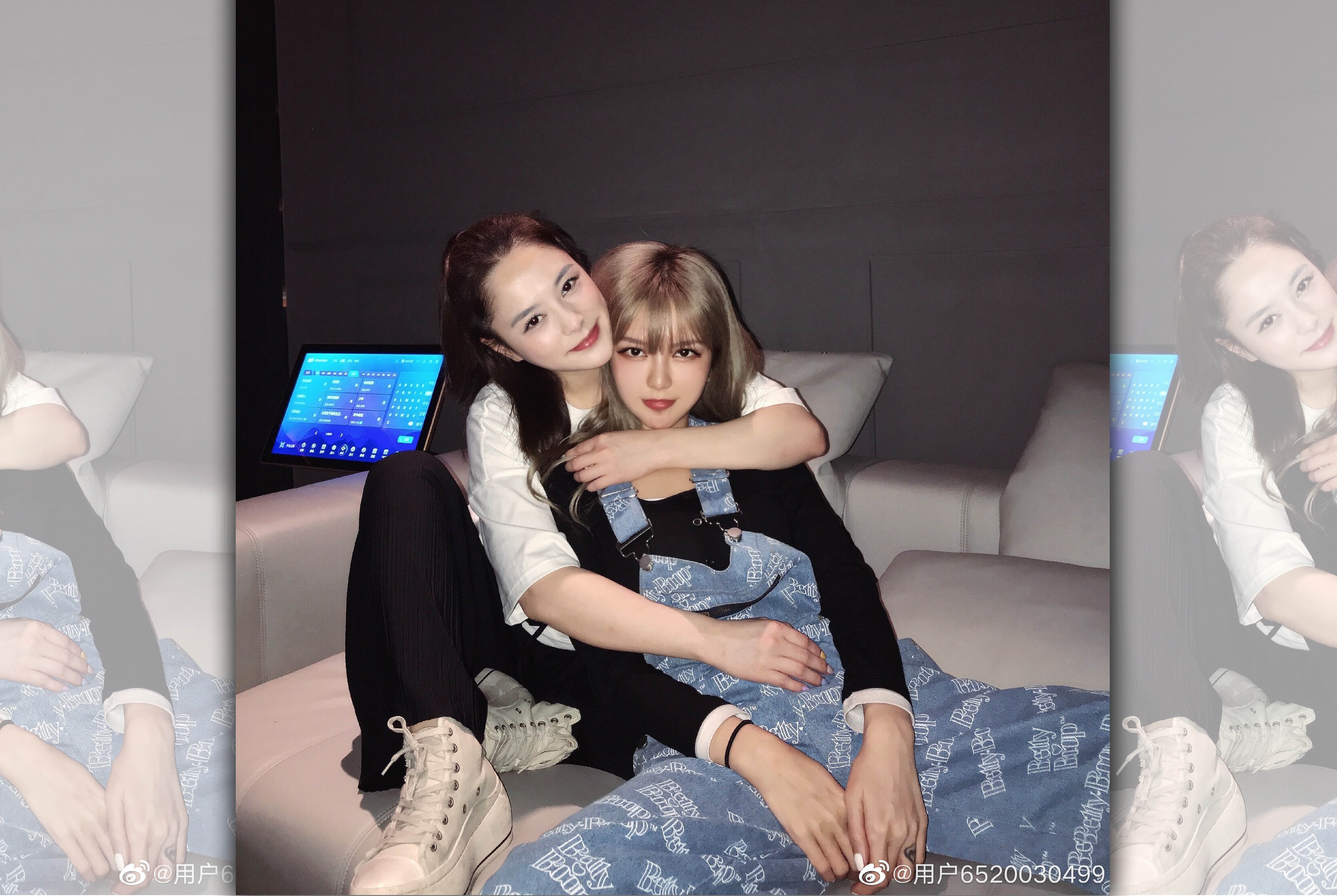 周揚青在微博小號貼出與阿嬌一起聚會唱K的合照。（周揚青小號微博）