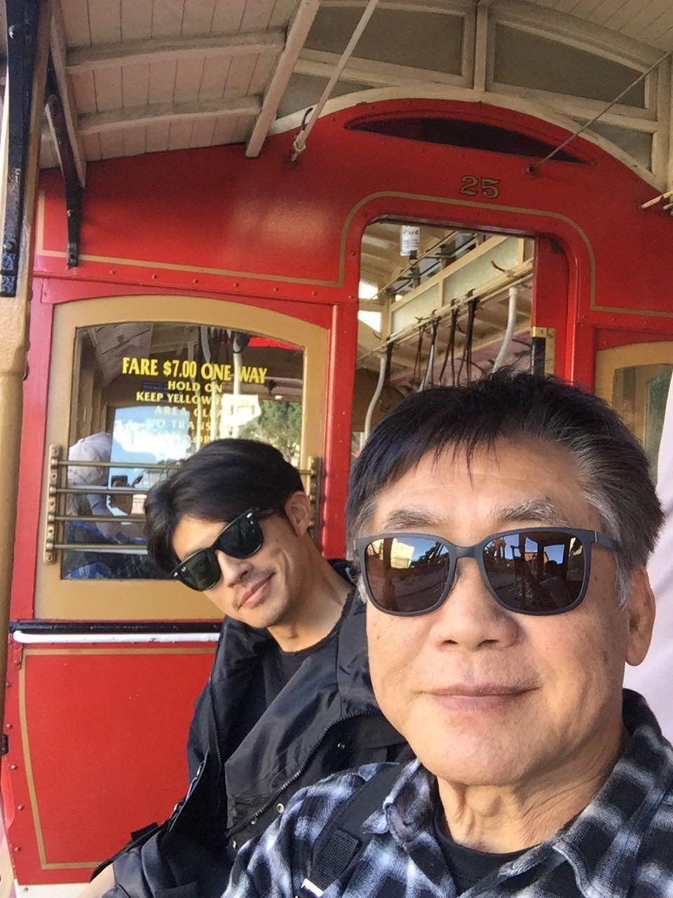 梁正群曾與父親梁修身一起去舊金山看NBA，享受難得父子出遊時光。（時報文化提供）