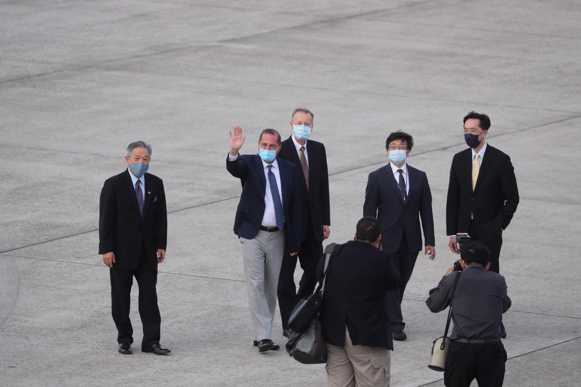 美國衛生部長艾薩乘坐機身漆有美國國旗的空軍C-40B行政專機抵台。(中央社提供)