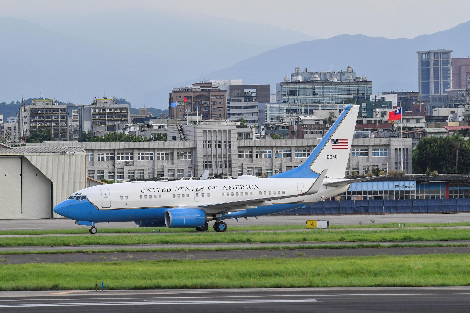 美國衛生部長艾薩乘坐機身漆有美國國旗的空軍C-40B行政專機抵台。(中央社提供)