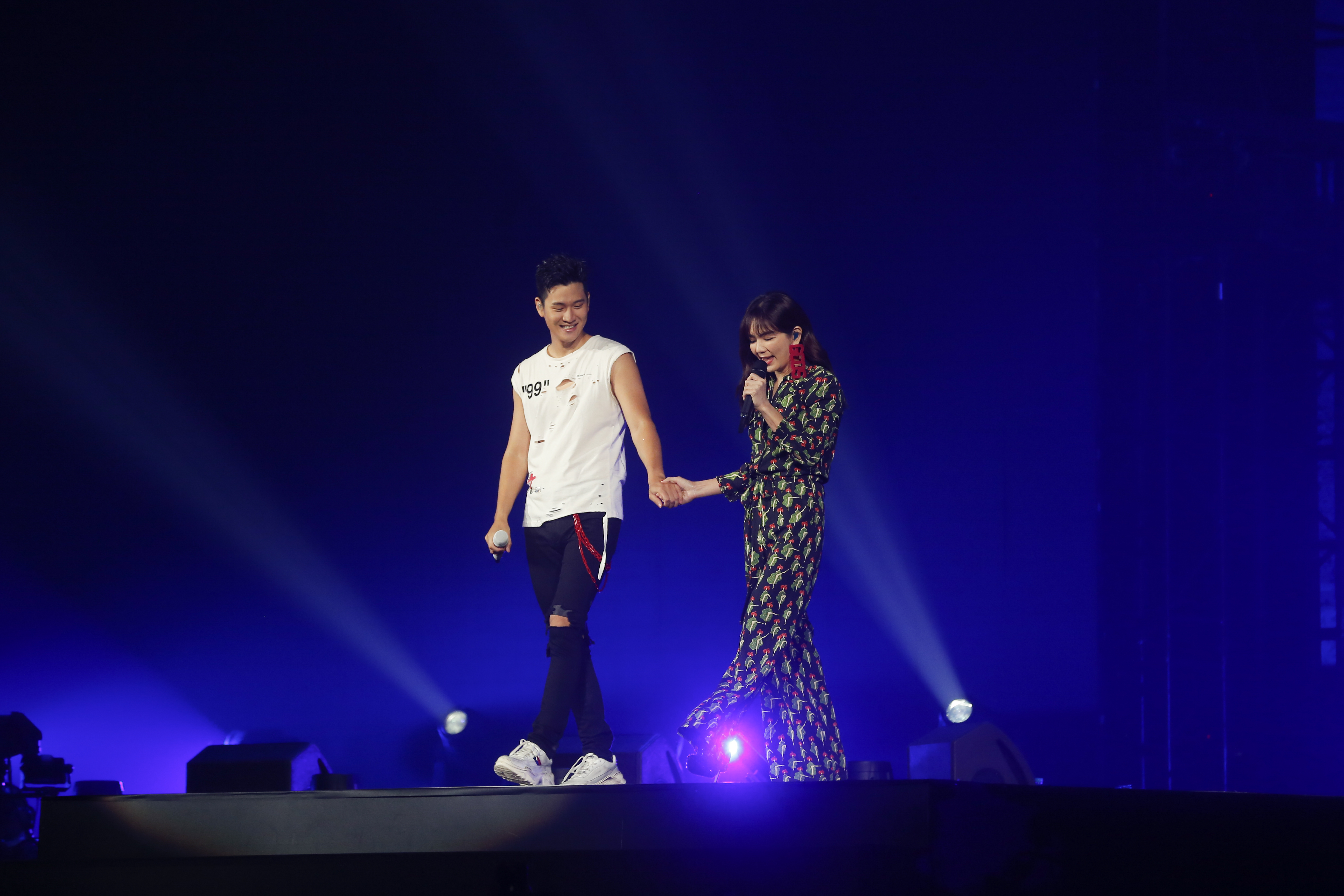 Ella與周興哲牽手合唱，全場觀眾嗨翻。