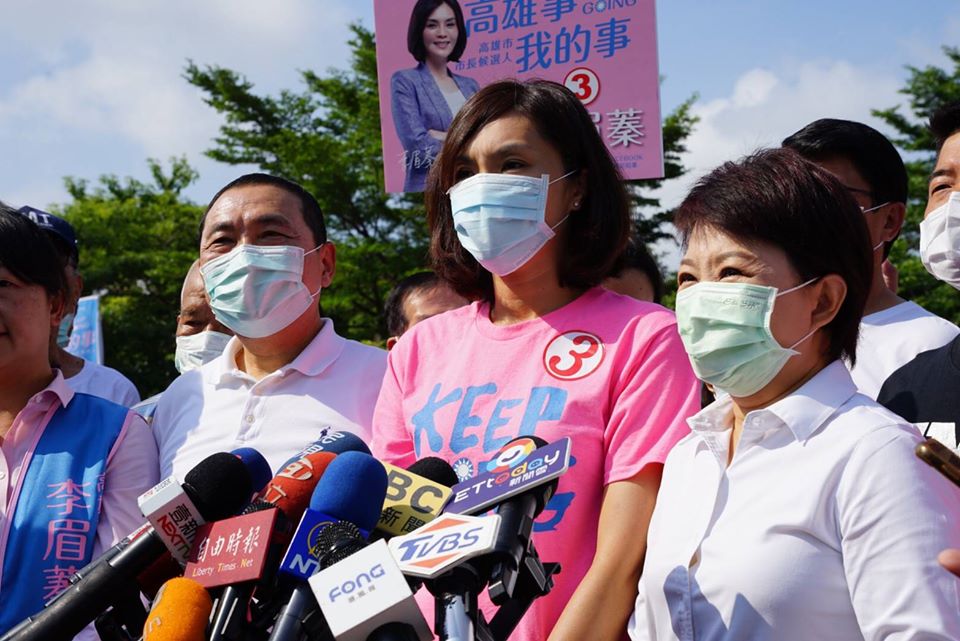 李眉蓁（中）遭起底財產申報的存款竟是「0元」，她回應「希望綠營不要再模糊焦點」。（翻攝自李眉蓁臉書）