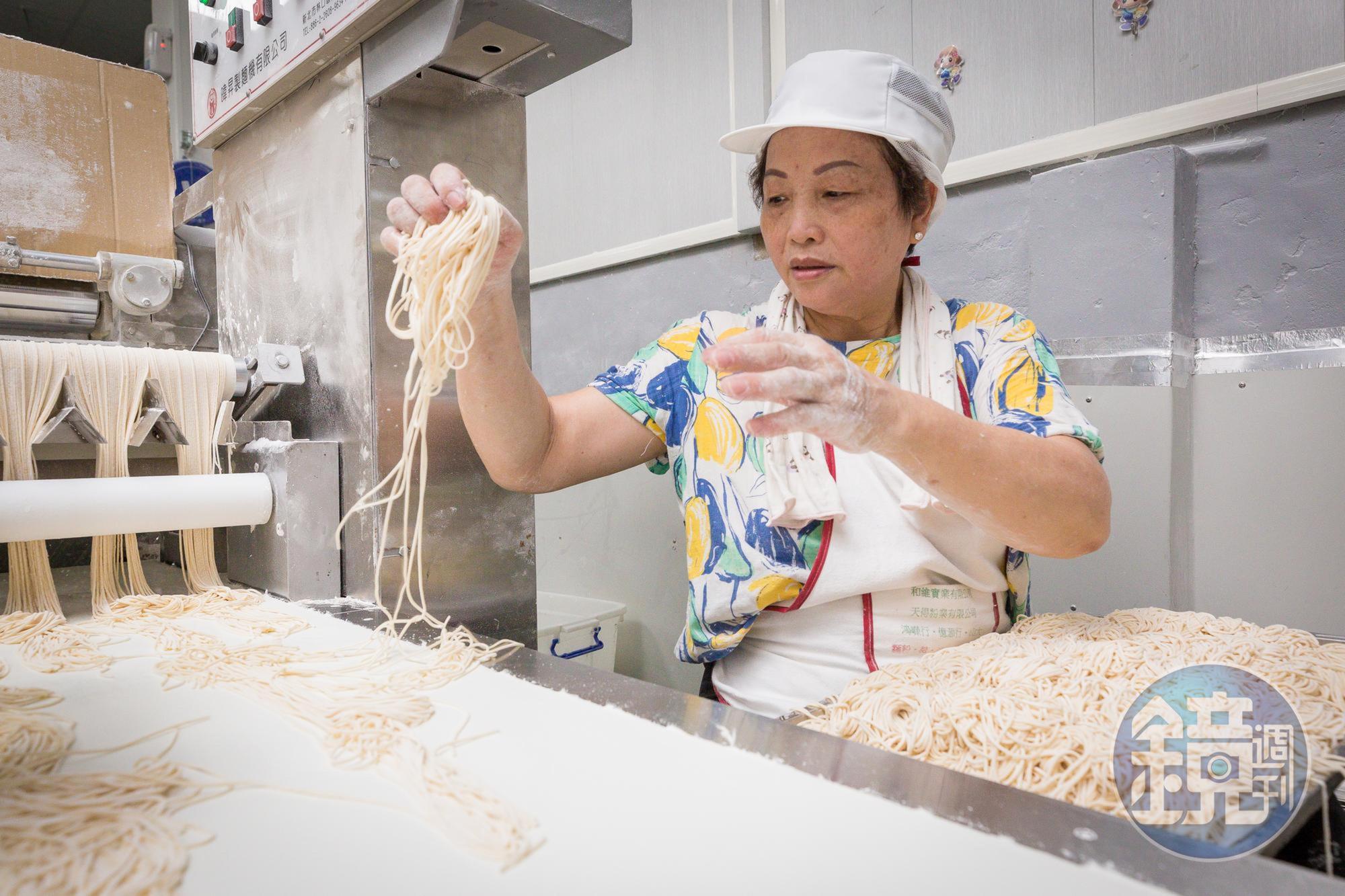 陳秀嬌是福昇食品頭家娘,她在先生遭人倒債後,靠著獨特的鴨蛋鍋燒意麵,還清負債。